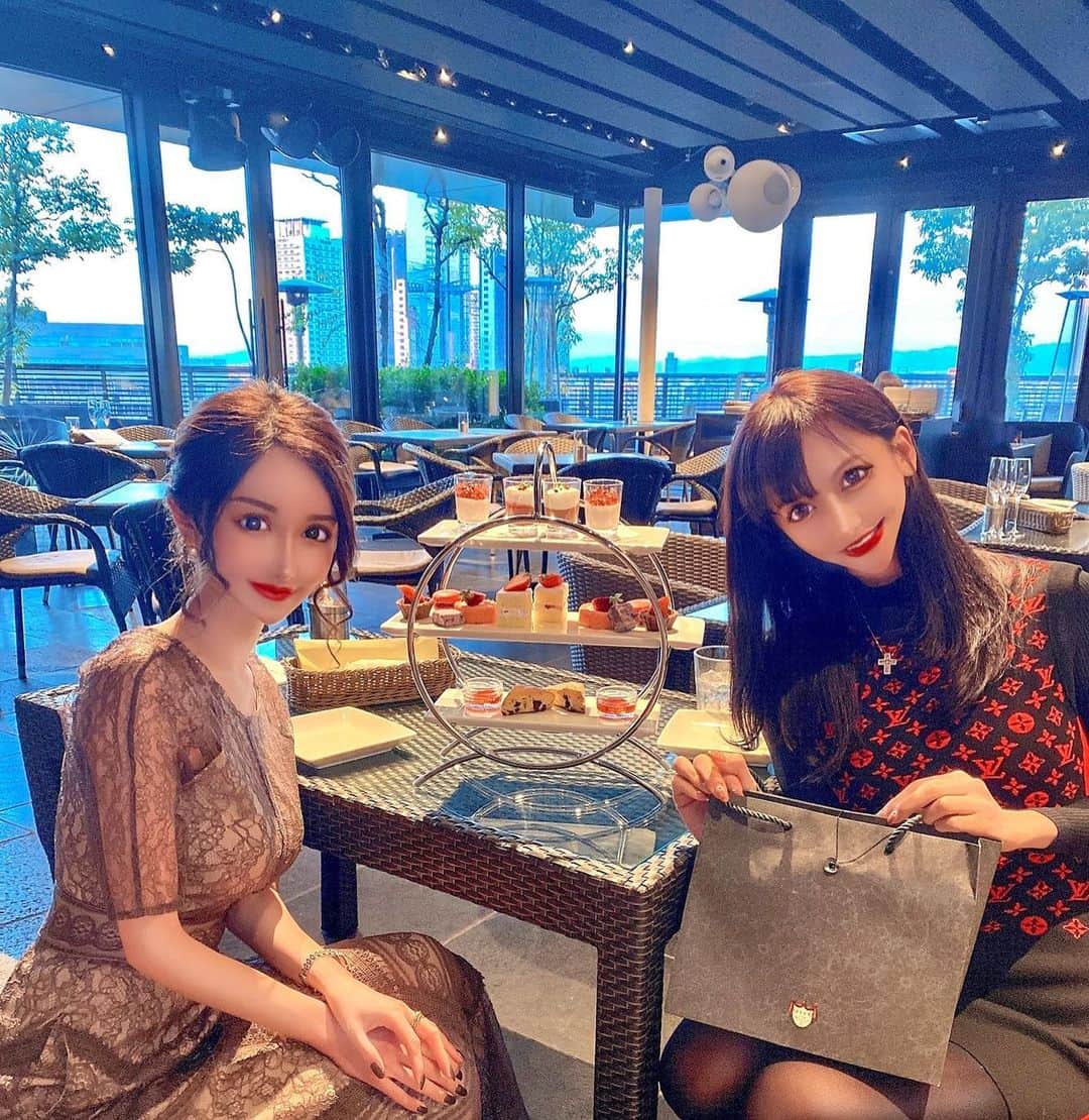 小倉ゆずのインスタグラム：「大阪でできた大好き💕な お友達😍❤️  いつ見ても美人やし、 写真のセンス🤳が素晴らしい😭❤️  出逢えてよかった❤️ ありがとう😊❤️  #アフタヌーンティー  #美女  #目の保養  #梅田カフェ  #北新地  #六本木  #新宿  #中洲  #美男美女さんと繋がりたい  #エースグループ #大阪出張 #夜遊び好きな人と繋がりたい #カフェ  #カフェ巡り  #セクシー #キャバ嬢の休日  #いちご  #苺フェア」
