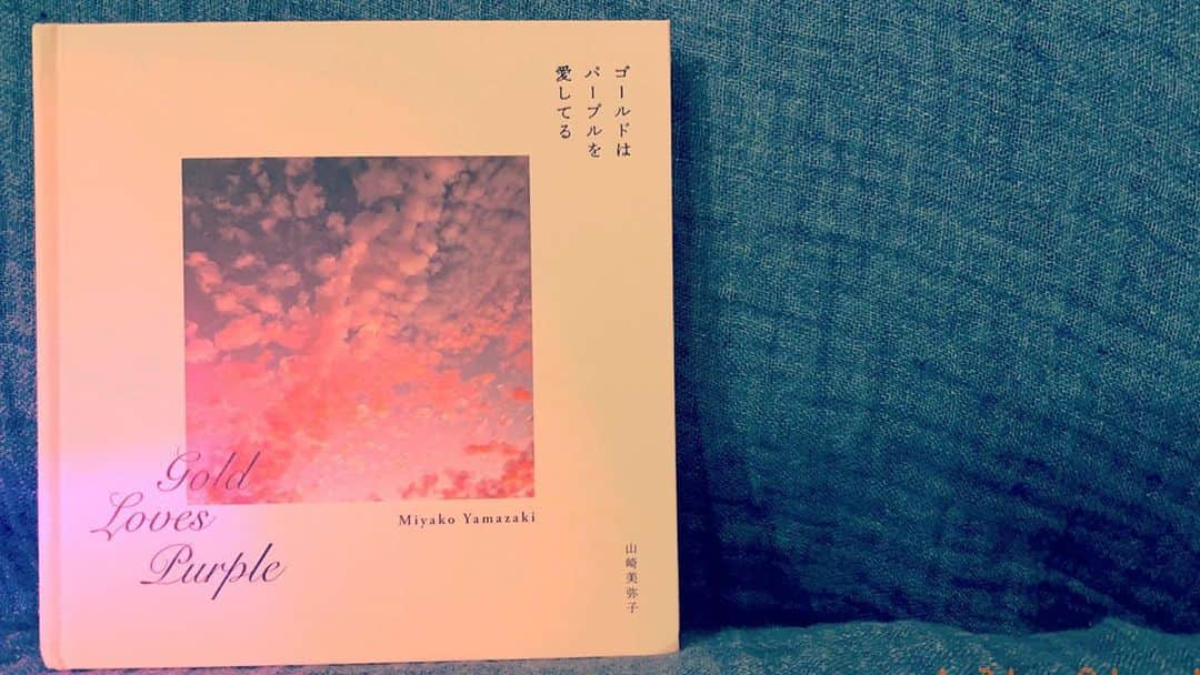 のインスタグラム：「@miyakoyamazaki  近頃必要だった この感じ 日々身を引き締めて過ごしている皆様にも きっとこの大袈裟ではない優しさに癒されるはずです…  みやこさんの安定の 空のような大地のような 大きなハグ✨ 会いたいな💜 @naehakai_  @mkk_hina #ゴールドはパープルを愛してる」