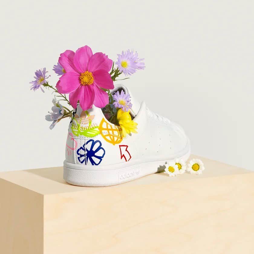 STYLERUNNERさんのインスタグラム写真 - (STYLERUNNERInstagram)「For a unique and playful touch to your look add the adidas Originals Stan Smith Sneaker. 🌸🌼🌺 Now made clean with Primegreen, a series of high-performance recycled materials. ♻️♻️ #stylerunner #adidas #adidasoriginals #stansmith」1月19日 8時18分 - stylerunner