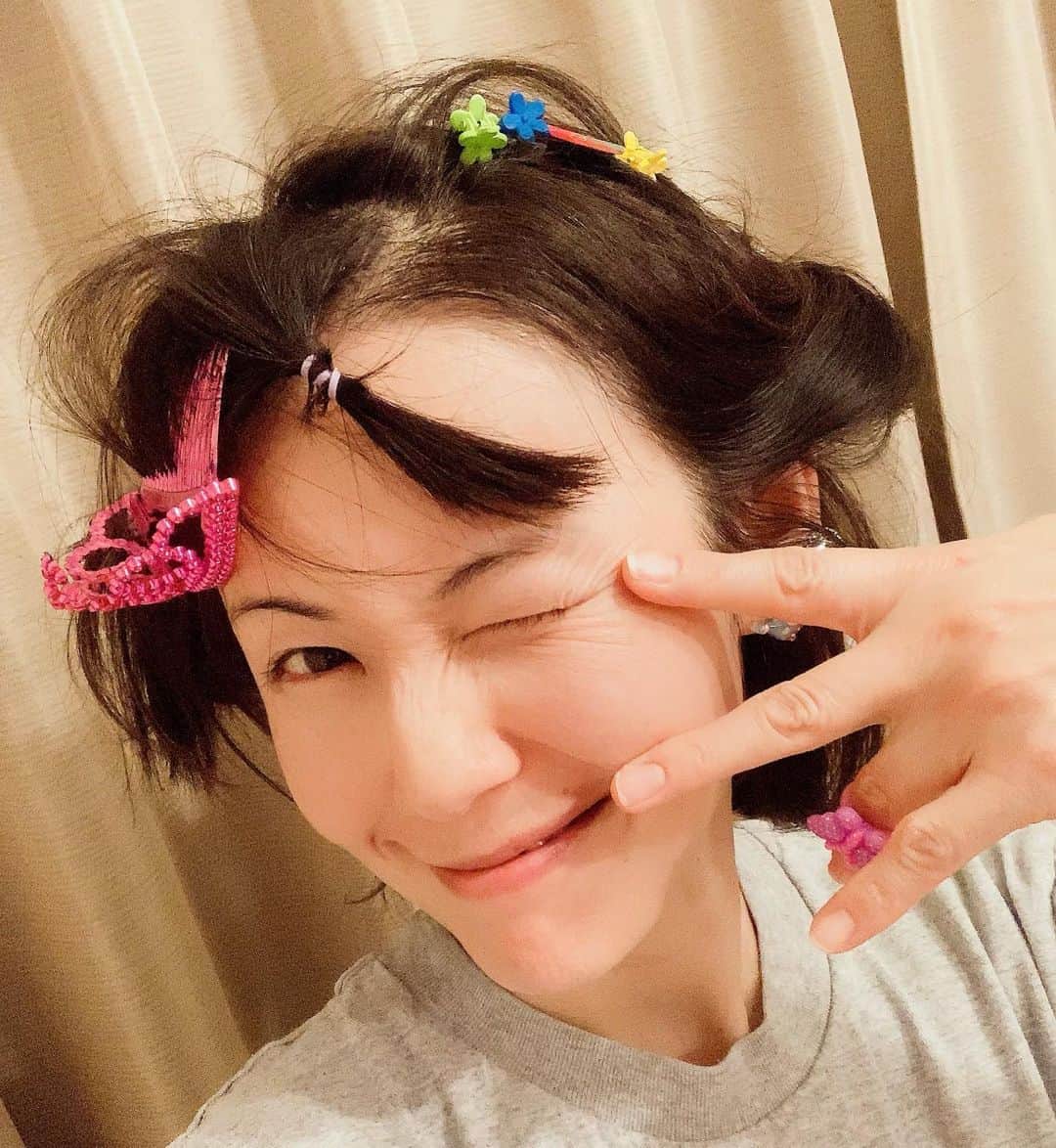 六車奈々さんのインスタグラム写真 - (六車奈々Instagram)「どぅお？このヘアスタイル。 ５歳娘が、美容師さんごっこでやってくれたぜぃ。 『M'S TVの打ち合わせ前に、しずかちゃんヘア』 だそう(๑>◡<๑)  #娘と #ごっこ遊び  #どすっぴん  #47歳で #しずかちゃん  #どやさどやさ #働くママ  #ワーママ   #workingmama #fashion #beauty #smile  #fashion #japanese #japan #japanesebeauty #nomakeup」1月19日 8時29分 - nanarokusha