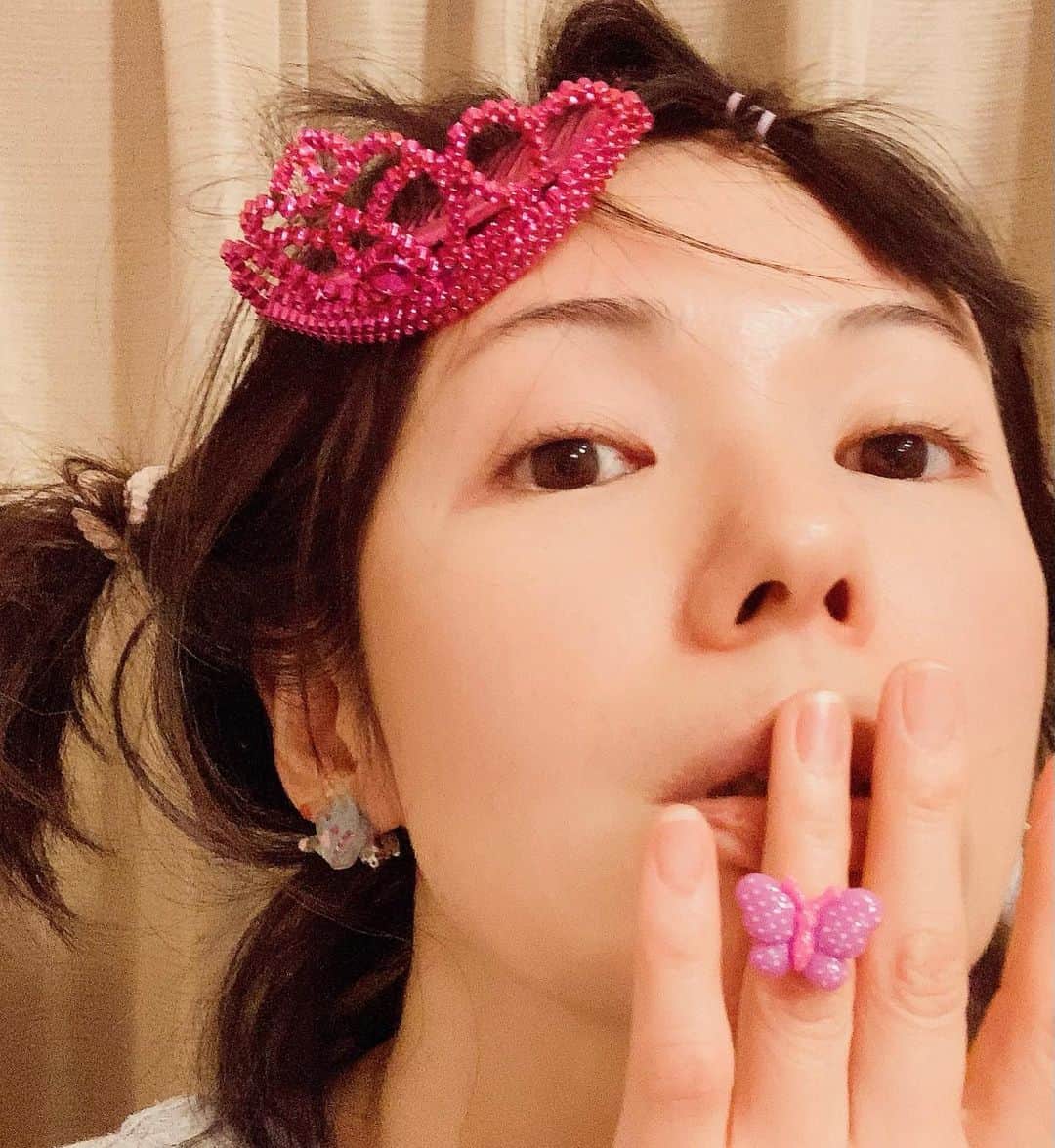 のインスタグラム：「どぅお？このヘアスタイル。 ５歳娘が、美容師さんごっこでやってくれたぜぃ。 『M'S TVの打ち合わせ前に、しずかちゃんヘア』 だそう(๑>◡<๑)  #娘と #ごっこ遊び  #どすっぴん  #47歳で #しずかちゃん  #どやさどやさ #働くママ  #ワーママ   #workingmama #fashion #beauty #smile  #fashion #japanese #japan #japanesebeauty #nomakeup」