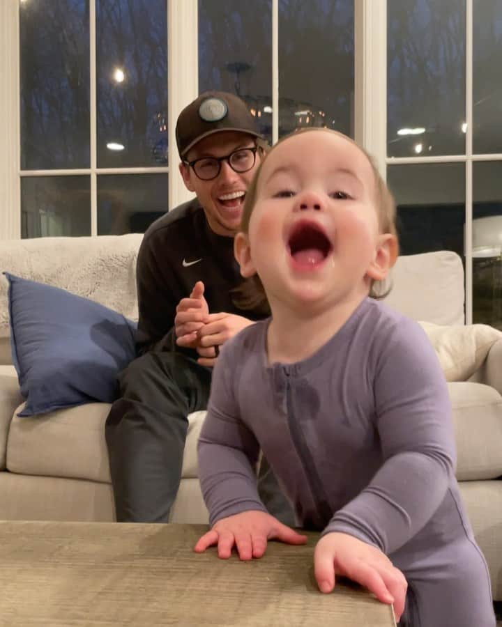 のインスタグラム：「Every night... at 5:30... she means biz 🤣 @andrewdeast watch out」
