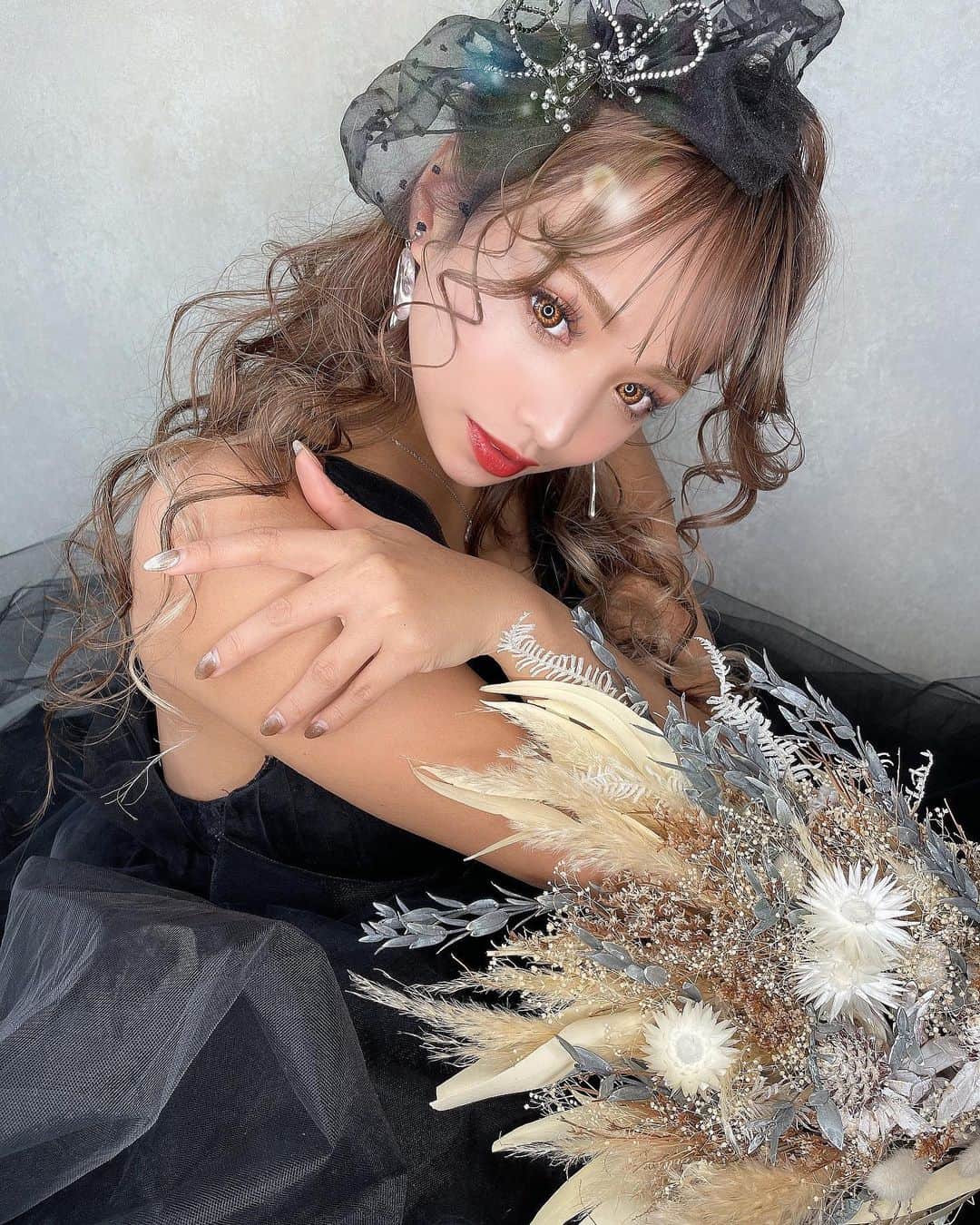 堀井大輔のインスタグラム：「・ ・ 今日は美容day✨ ・ 今年は自分に投資していきます💆‍♂️✨ ・ 午前中予定がないと、そわそわするw ・ ・ ・ 𝑚𝑜𝑑𝑒𝑙 @p.o.y.o.b.a.b.y  ℎ𝑎𝑖𝑟/𝑝ℎ𝑜𝑡𝑜 @daisuke_5511  ℎ𝑎𝑖𝑟 𝑎𝑐𝑐𝑒𝑠𝑠𝑜𝑟𝑦 @laralaura73  𝑒𝑎𝑟𝑟𝑖𝑛𝑔  @mari_ca27  𝑏𝑜𝑢𝑞𝑢𝑒𝑡 @jewel_flower_antique  ・ ・ #クラウンヘアー#天白区#名古屋 #名古屋美容師 #美容師 #ヘアセット#セット#ヘアアレンジ #プレ花嫁 #作品撮り #ウェディングドレス #ホリーマジック #ホリージョ撮影 #ホリージョ #2021秋婚 #2021春婚 #2021夏婚 #全国のプレ花嫁さんと繋がりたい #ウェディングニュース #コテ巻き #巻き髪 #ゼクシィ2021 #アップスタイル #まとめ髪 #おだんご #編みおろし #Dressy花嫁 #プラコレ ￼ 	◦」