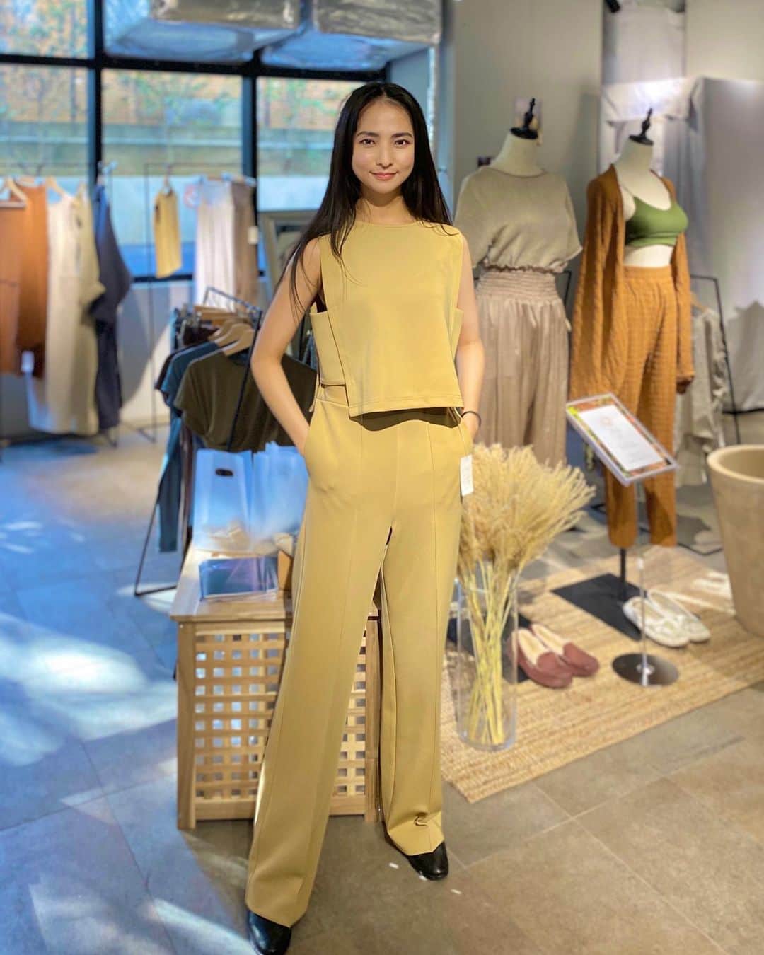 芥川舞子のインスタグラム：「これ、ヨガウェアなんです。  この春、新しく誕生したヨガウェアブランドの展示会に行ってきました。 @iha_yoggy   オフィスの中でも着られるモード感に、着心地の良さもしっかりと携えられているなんて奇跡... どれも本当に素敵なウェアばかりです！  デザインされた方がヨガの実践者ということもあり、本当にヨガしたい人のニーズに応えているなぁと思いました。  少なくとも、もっぱら自宅で朝ヨガ派の私は、忙しい朝の時間いちいちヨガのためだけに着替えていられないので、パジャマか、もしくはその後出かける時の服装でヨガするのが大抵です。  パジャマもパジャマでゆったりしすぎてやりにくい場合もあったり。  そんなふうに、生活の中でヨガをする習慣のある人にはきっとピッタリだと思います！  あとそれにプラスして、洋服の趣味がカジュアルよりモードが好きな方には、まさに理想的なウェアなのではないでしょうか？  さんざん迷った挙句、私はこの写真1枚目のコーデを買いました。 この春からたくさん着ようと今から楽しみです✨」