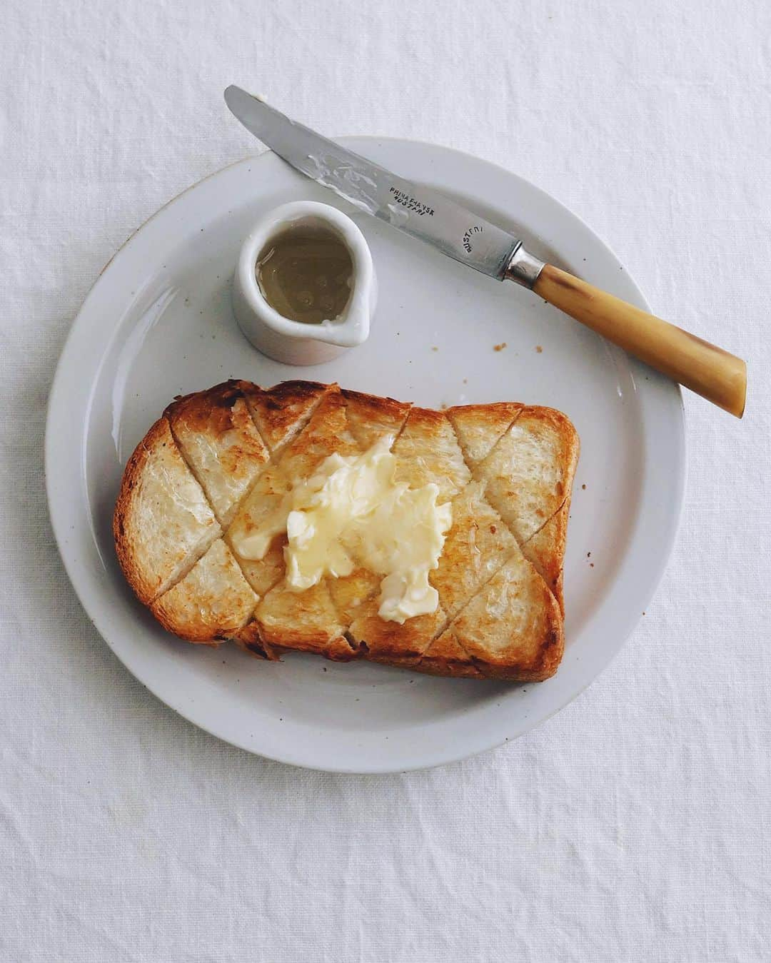 樋口正樹さんのインスタグラム写真 - (樋口正樹Instagram)「honey toast 🍯 . 今朝はハニートースト。 おいしさのポイントは 許せる範囲のバターと、 しっかり攻めた切れ目。 . パンはアンデルセンの イギリスパン５枚切り。 実は、アンデルセンで 半世紀以上愛されてる 一番のロングセラーが このイギリスパンです。 @andersen_official_jp . . #イギリスパン #ハニートースト #バタートースト #山型パン #山食 #食パン #トースト #アンデルセン #アンデルセンのパン #パンのある暮らし #パンのある生活 #パンスタグラム #パン大好き #ヒュッゲ #ステイホーム #ロングセラー #指名買い #一番人気 #定番商品  #andersen #hygge #bread #bakery #plainloaf #bageri #breadlover」1月19日 8時24分 - higuccini