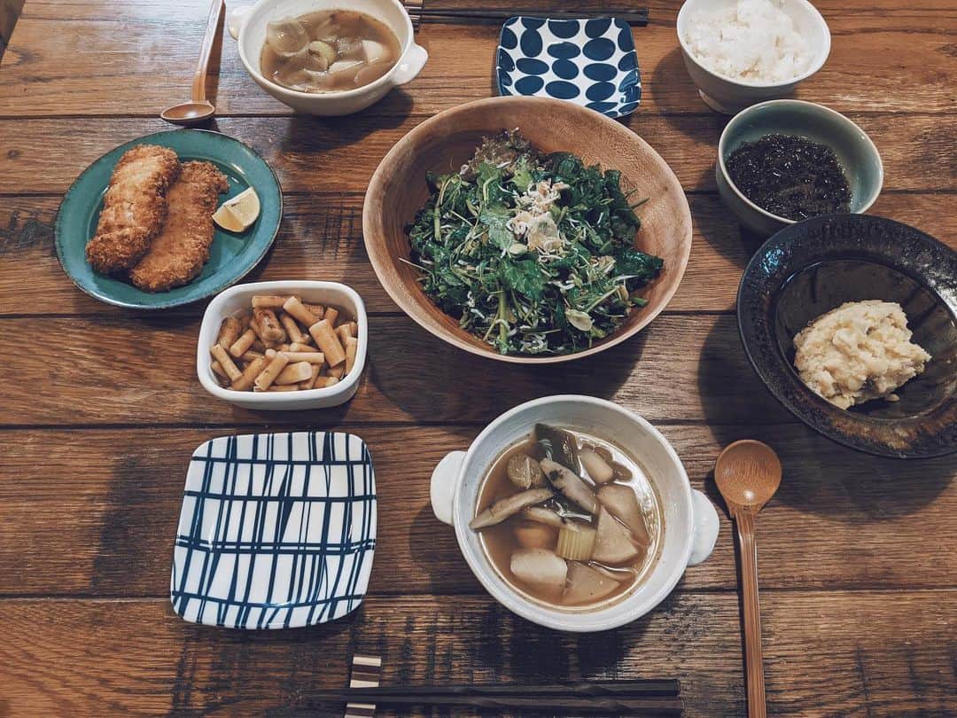 藤田敦子のインスタグラム：「ㅤ 【#blendakitchen 】 Dinner ✔︎ケールとベビーリーフのシラスサラダ ✔︎海老カツ ✔︎タラモサラダ ✔︎お野菜たっぷりたらのすうぷ ✔︎もずく酢 ✔︎ごぼうの漬物 大満足👏」