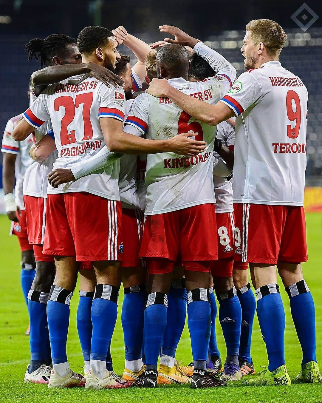 ハンブルガーSVさんのインスタグラム写真 - (ハンブルガーSVInstagram)「Kommt gut zu liegen, wir wünschen euch eine angenehme Nacht ✨  #nurderHSV #HSVOSN #Bundesliga2 📸 @witters_sportfotografie」1月19日 8時28分 - hsv