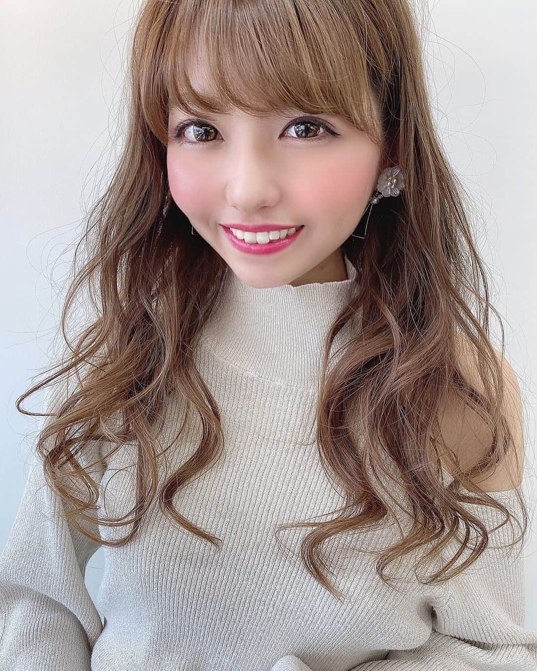 木村優凛さんのインスタグラム写真 - (木村優凛Instagram)「*** そろそろカラーしたいなあ🤭💗 * * * 妊娠中に髪の毛15cmくらいカット✂︎したのに もうロングになってる🤣笑 * #撮影 #セルフィー #ヘアアレンジ #ヘアスタイル #おフェロ #シースルーバング #前髪アレンジ #フリーモデル #撮影モデル #サロンモデル #サロンモデル名古屋 #ナチュラルメイク #名古屋 #撮影データ #ヘアカラー #浮遊感 #美容室 #サロモ #韓国 #名古屋サロンモデル #自然光 #インフルエンサー #透明感 #ヘアカタログ #サロンスタイル #名古屋サロモ #波巻き #肩あきニット #ロングヘア #ヘアカラー #ゆるふわアレンジ」1月19日 8時32分 - yurimelooooo