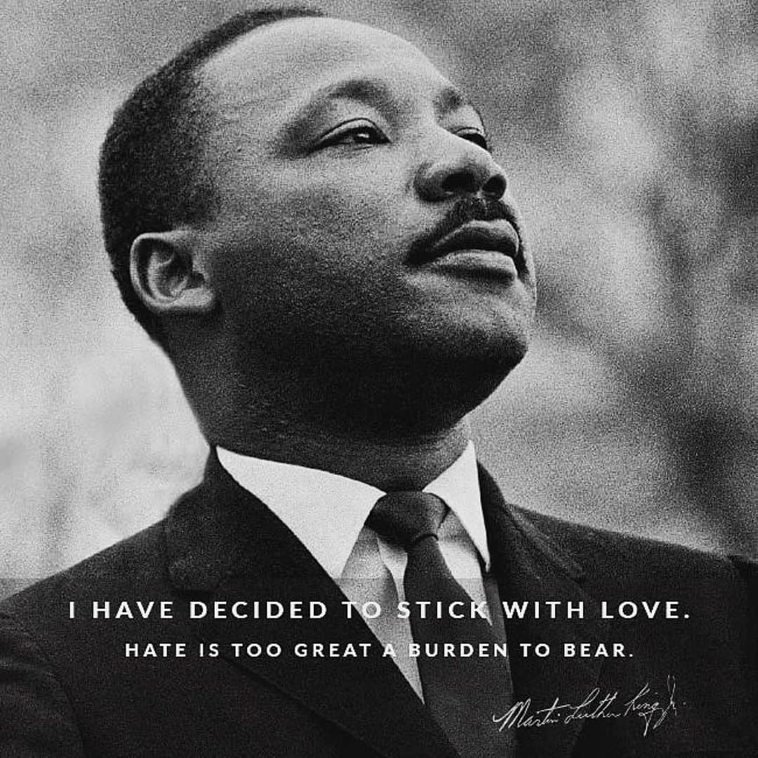 メッチェン・アミックさんのインスタグラム写真 - (メッチェン・アミックInstagram)「What are your favorite #MLK quotes? Here are a few of mine…  His wisdom and guidance is still SO relevant today. How have we not gotten farther #America? We still have so much work to do. So many wrongs that we need to make amends for. We must abolish #systemicracism #racialinequality and the #oppression it creates. I am hopeful (and expecting) that our new administration will make HUGE steps toward #equality for all Americans 🇺🇸 Let’s hold them accountable, as well as do our part to make a difference in our own communities.」1月19日 8時47分 - madchenamick