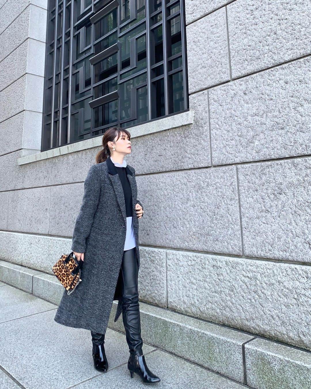のインスタグラム：「たまにはモノトーン😎🤍  ＊  ほぼこの日、 @zara  ブラウスの首フリルがすき💜  むっちり太ももからのラインがぴったりでるか不安だったけどザラのレザーパンツすごいスタイルアップしてくれたよ！  バッグのヒョウもポイント使いにすごく使える🥺  コートは @ezick.official 🤍 この大人っぽいツイードに一目惚れしまひた😍← @otonamuse にも掲載されてたよ📚  ＊  そして先日2回目の @rilleeon.ginza   最近無駄な顔の肉があまり見当たらなくなってきて、フェイスラインにも満足してきた✨ こんな寒くて乾燥してるのにお肌が全然乾燥しないのがありがたい😢  ＊  @rillee_on  @rilleeon.osaka   #ザラ#ザラコーデ#ザラ購入品#大人カジュアル#大人コーデ#モノトーンコーデ#ブラックコーデ#シンプルコーデ#レザーパンツ#ezick#エジック#プチプラコーデ#ママコーデ#ママファッション#リリーオン#ソニックフィット#小顔#リフトアップ#大人メイク#美的#美的クラブ#30代ママ#東京ママ」