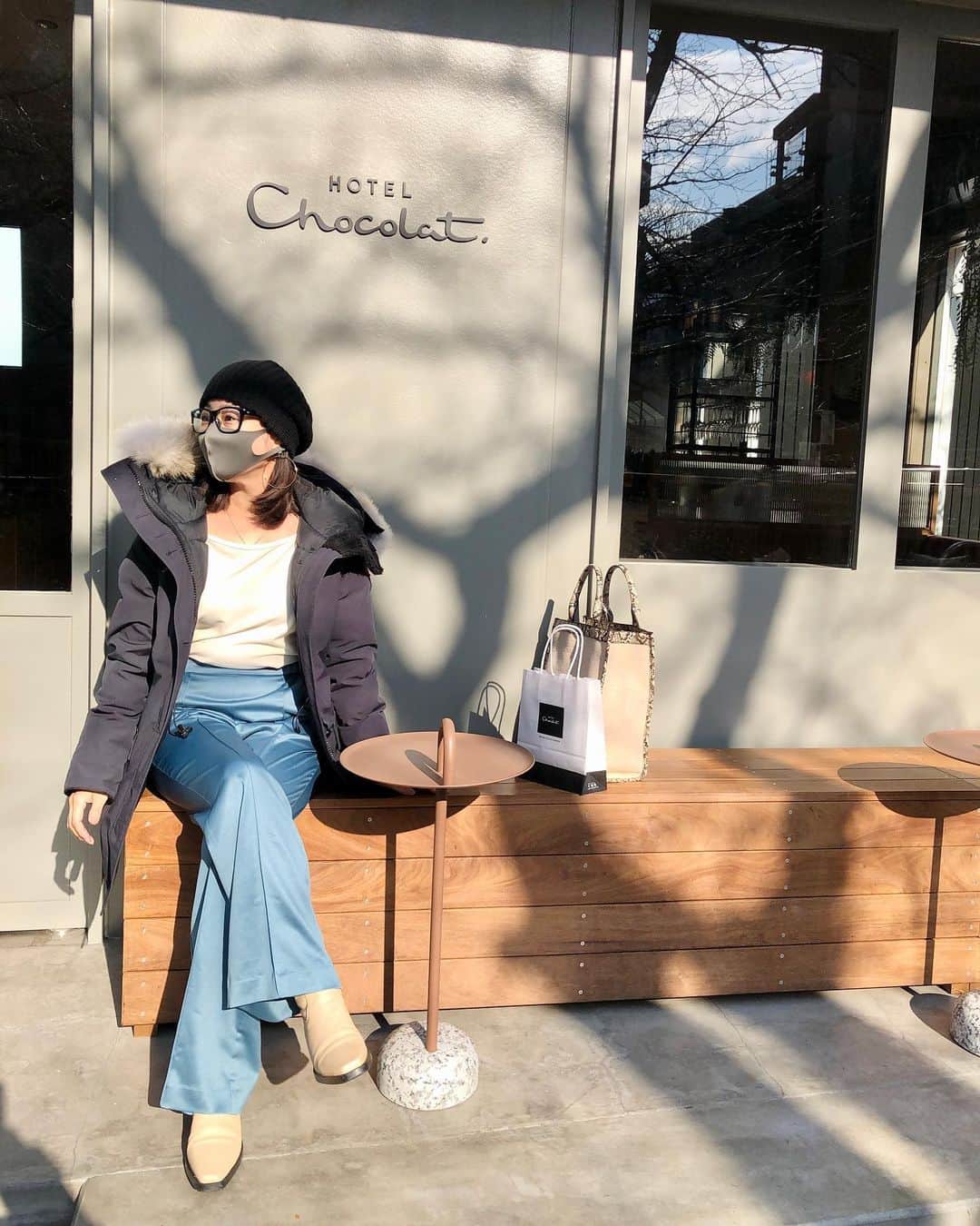 のインスタグラム：「おはよう☀  #散歩 #hotelchocolat  #カフェ巡り #ootd  #パンツスタイル #中目黒 #中目黒スイーツ」