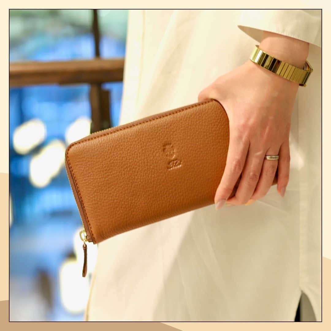 Felisi Japan 〔フェリージ〕のインスタグラム：「【Natural Color Shades】 . シーズンレス且つタイムレスな、 ベージュやナチュラル系のニュートラルカラー。 程よい艶感、そして上品さを感じるカラーの レザーアイテムは、トレンドへの感度の高い貴方の スタイリングへそっと寄り添ってくれます。 . . ■Wallet Model No. 798/3/LD Price：¥68,200 . . . #felisi #feisiselection #felisicollection #leathergoods #beige #naturalcolor #colorshades #wallet #bag #フェリージ #フェリージセレクション #フェリージコレクション #ベージュ #ナチュラルカラー #トープ #バッグ #ウォレット #ミニウォレット #革小物 #革製品 #レザーバッグ #かばん #鞄」