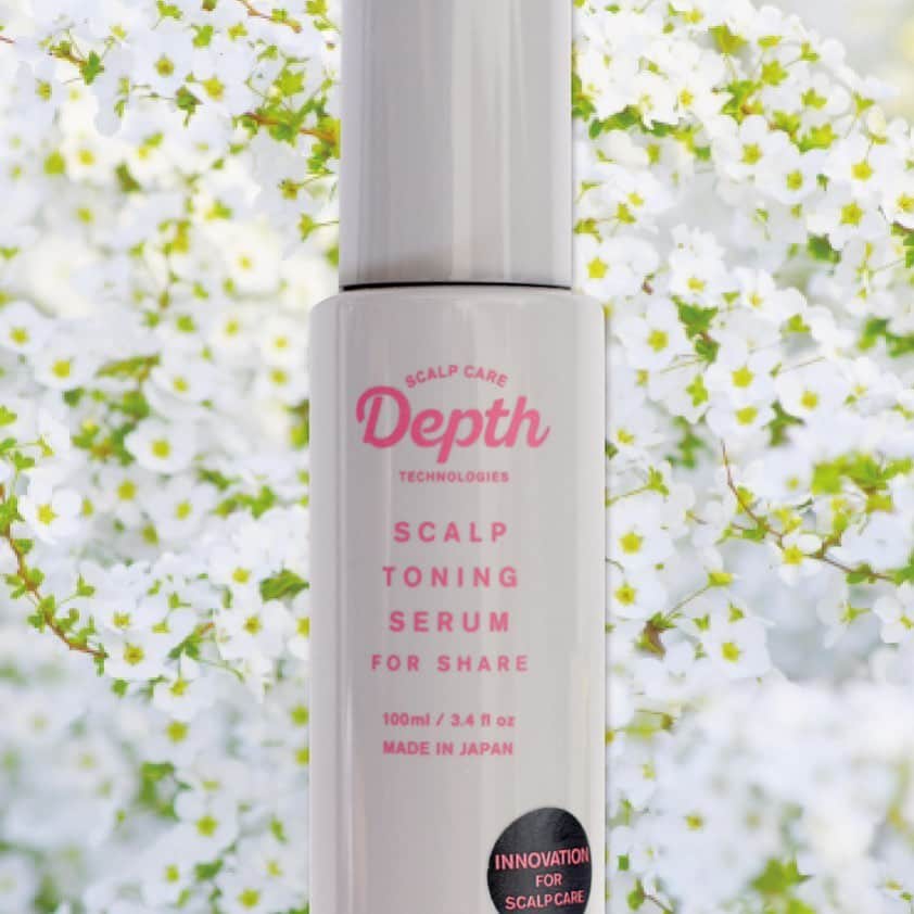 Depth_TECHNOLOGYのインスタグラム：「今週は冬らしい冷え込みが関東でも続きました。 寒さとともに気を付けたいのは「乾燥」。手肌の乾燥を感じたら、頭皮の乾燥ケアも忘れずにしていきたいですね。  女性向けスカルプケア、また髪の長い男性やカップル使いにおススメのデプスfor Shareシリーズのセラムはお風呂でしっかりうるおいケアをした頭皮の毛穴を引き締め、届けた美容成分、うるおいを逃がしません。しっかりと温まったお風呂上りにひやっとする冷却効果も心地よくリフレッシュできます。  毎日のお風呂で外気の汚れやウィルスをしっかり除去、毎日のお風呂上りに頭皮ケアを習慣にしてしまいましょう。」