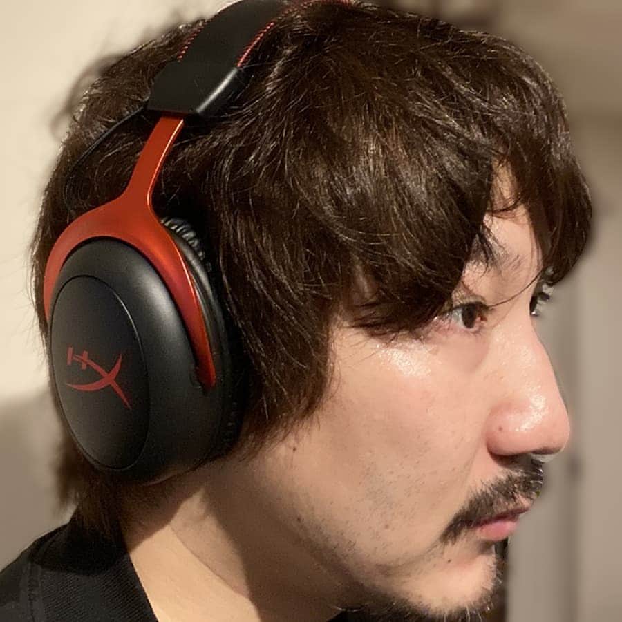 梅原大吾のインスタグラム：「Cloud II Wirelessヘッドセット届いた！ 1回の充電で1日以上ゲームできる凄いスペック！ 予約販売中→https://t.co/PwVtTRAVxa  ありがとう、@hyperx ！  Thank you HyperX for sending me this Cloud II Wireless headset! You can play games all day off a single charge. #pr」