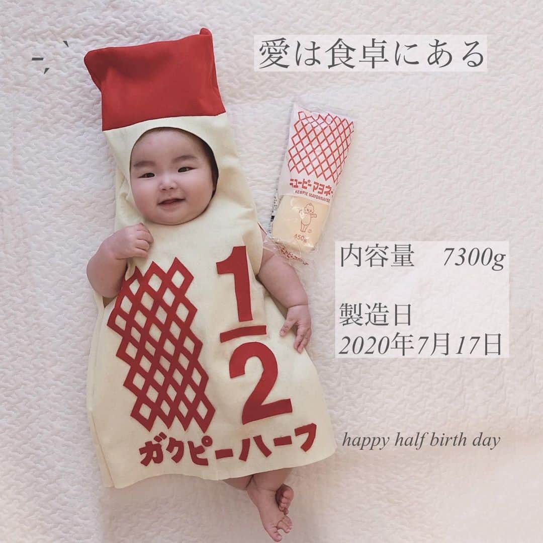 さっぴちゃんのインスタグラム：「... ... ℎ𝑎𝑙𝑓 𝑏𝑖𝑟𝑡ℎ 𝑑𝑎𝑦 👶🏼... ... . 一昨日で産まれて6ヶ月♡♡ おめでとう♡♡♡ . 絶対やりたかった #キューピーハーフバースデー . まんまるぷくぷくの大福ちゃん𓂃ˎˊ˗ 髪がないと一気におじさんと化す(笑) . 夜な夜な手縫いでチクチクと、楽しかった❥ . . あっという間だなと、毎月17日がくるたびに 言ってる気がする𓂂 . まだまだ赤ちゃんでいて欲しいな〜 ずっと赤ちゃんでも良いな〜 なんて思うくらい、存在に癒される日々👶🏼𓈒𓏸 . 成長が寂しくも、やっぱり嬉しいけど いつまでもこの小さいコロコロがっくんのまま 隣に置いて眺めていたい様なマスコット感☺️ . マイナスイオンかのように癒してくれる息子⸝⋆ . 可愛くて愛おしくて、我が子とは本当に宝𓂂 母にしてくれてありがとう𓂂 . . これまで何事もなく、元気に過ごせたことに 感謝して、これからも沢山沢山愛情注いで 毎日楽しく過ごそう☺️♡ . がっくんが私をママに選んで来てくれたの 本当〜に嬉しいな☺️♡ 毎日ありがとう♡♡ . 大好きだよ♡♡♡ . . ………………………………(♡)……………………………… .」