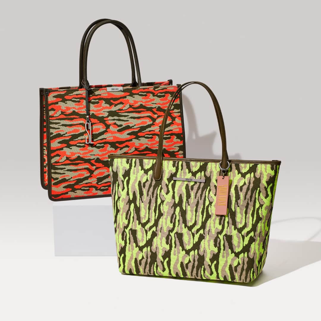 Santa Lollaさんのインスタグラム写真 - (Santa LollaInstagram)「A bolsa shopper é essencial para quem tem um estilo de vida dinâmico e corrido. Com muito espaço interno, esses dois modelos ganharam o diferencial da estampa camuflada colorida. Você vai de laranja ou amarelo neon? [ Laranja R$379,90 • Amarelo R$249,90 ] #santalollaverao21 #SLhandbags #shopper #camoprint」1月19日 9時00分 - santa_lolla