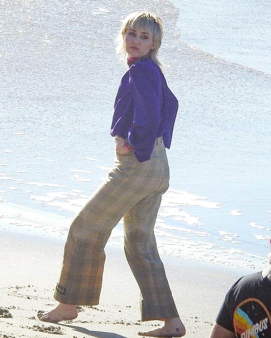 Just Jaredさんのインスタグラム写真 - (Just JaredInstagram)「@mileycyrus was spotted filming a new project (possibly a music video?!) at the beach in Malibu on Monday! Lots more photos are at the LINK IN BIO. #MileyCyrus Photos: Backgrid」1月19日 9時05分 - justjared