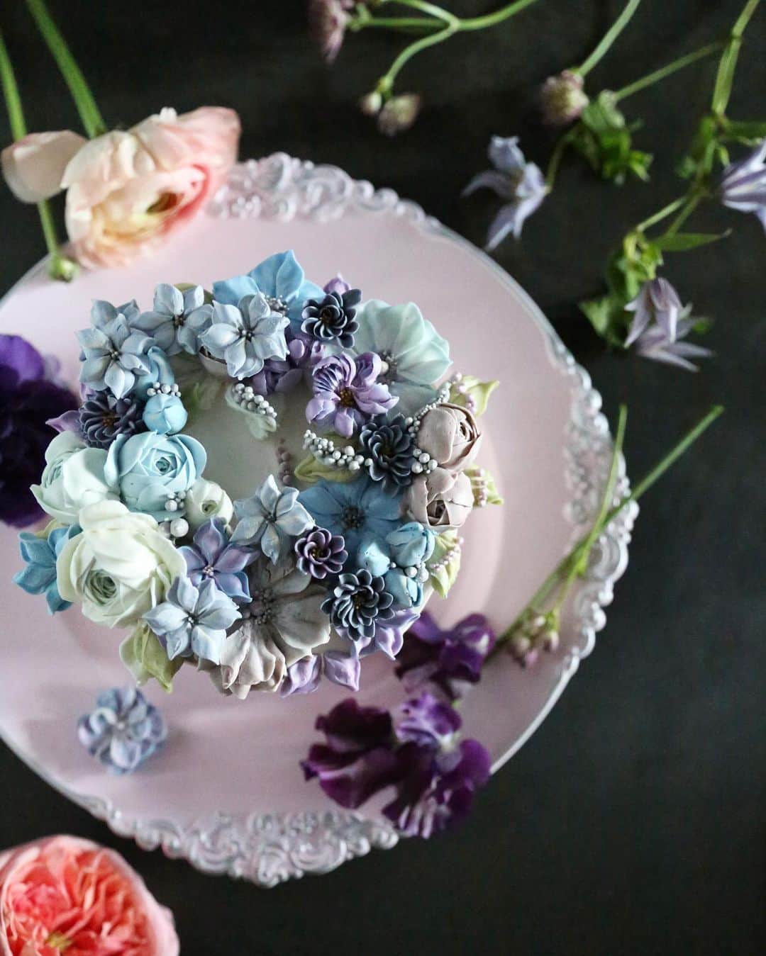 청담 수케이크 (atelier soo)さんのインスタグラム写真 - (청담 수케이크 (atelier soo)Instagram)「ㅡ Color therapy. Cake note.  Refined soo  Buttercream flower cake.  ㅡ #flower #cake #flowercake #partycake #birthday #bouquet #buttercream #baking #wilton #weddingcake ㅡ www.soocake.com」1月19日 9時08分 - soocake_ully