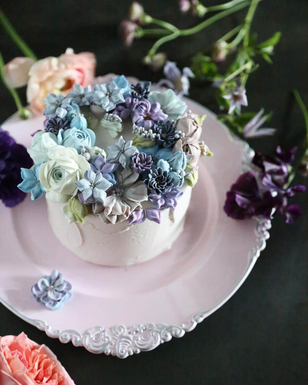 청담 수케이크 (atelier soo)さんのインスタグラム写真 - (청담 수케이크 (atelier soo)Instagram)「ㅡ Color therapy. Cake note.  Refined soo  Buttercream flower cake.  ㅡ #flower #cake #flowercake #partycake #birthday #bouquet #buttercream #baking #wilton #weddingcake ㅡ www.soocake.com」1月19日 9時08分 - soocake_ully