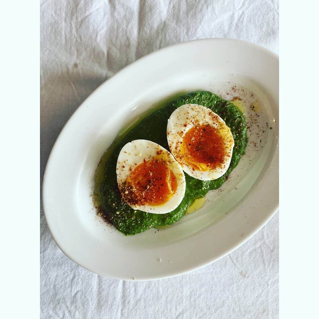 journaleatripのインスタグラム：「spinach  "ポパイになれないわよ"と まったく効果無しの 言葉とともに鼻を摘み牛乳で流し込んだ恨めしいほど敵であったほうれん草が 好きになるなんて人はわからないものです。  最初に好きになったきっかけは サグパニール。ほうれん草カレー。 スパイスきかせてペーストににする。 最後にデュカとチリパウダー  #ほうれん草と卵」