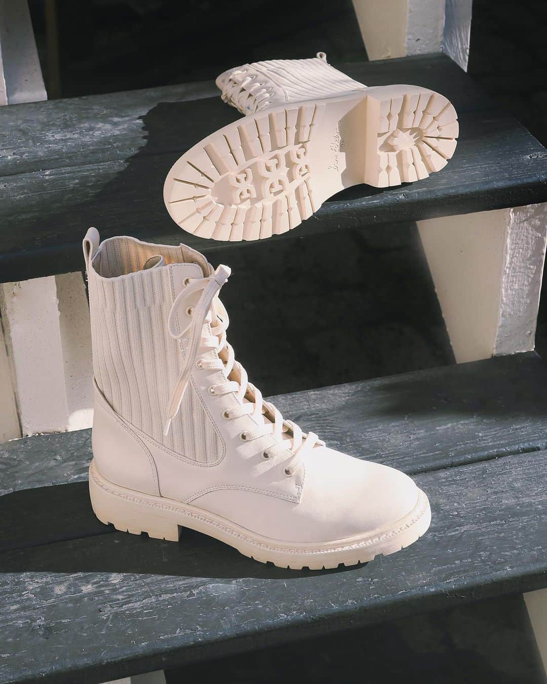 サムエデルマンのインスタグラム：「Winter white looks best on the LYDELL Tap to shop this knit combat  #SamEdelman」
