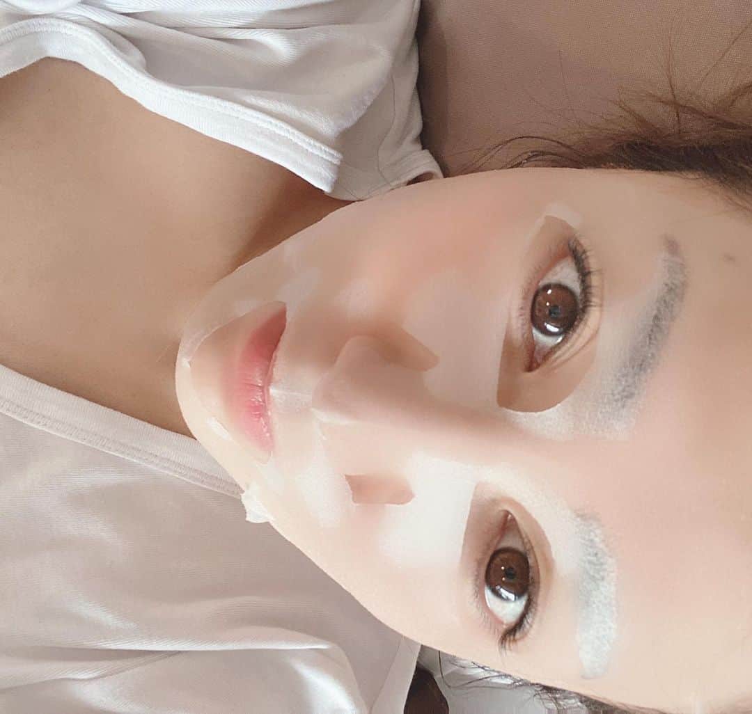 仁科仁美のインスタグラム：「おはようございます☀  年齢と共に色々ケアをせねば…💦  朝からマスクをしてます♬」