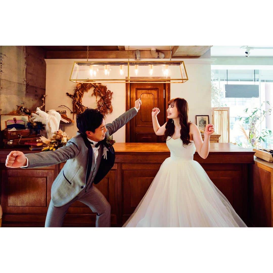 SWITCH SHOOTING PHOTO MAISONのインスタグラム：「キメショットだけでなく自由で楽しげな1枚も📸  表参道 @switch.omotesando﻿ 大阪 @switch.umeda ﻿﻿ 札幌 @switch.sapporo﻿ 鹿児島 @switch.kagoshima﻿ 品川 @switch.shinagawa﻿ . #switch表参道#switchomotesando #前撮り#後撮り#ウェディングフォト#フォトウェディング#フォトスタジオ #ブライダルフォト#結婚写真#結婚式前撮り#プレ花嫁﻿#花嫁準備﻿#ブライダルヘア#ウェディングヘア#おしゃれ花嫁#ドレス試着#結婚式#日本中のプレ花嫁さんと繋がりたい#ウェディングドレス#カラードレス#タキシード#和装前撮り#色打掛#白無垢#韓国フォトウェディング#関東花嫁」
