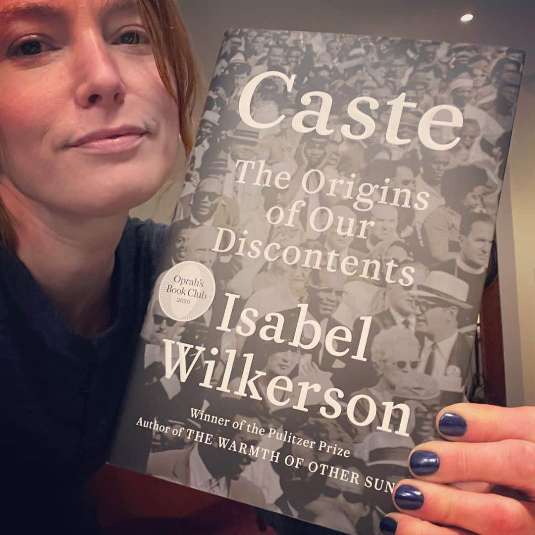 アリシア・ウィットさんのインスタグラム写真 - (アリシア・ウィットInstagram)「this book has been so highly recommended to me by many people i respect - grateful to be finally starting it on this #martinlutherkingday. thank you @paulakayhornick for the gift ❤️ #caste #isabelwilkerson #mlkday」1月19日 9時32分 - aliciawitty