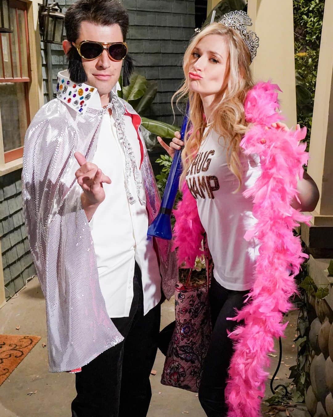 ベス・ベアーズのインスタグラム：「Who's ready for the King @iammaxgreenfield and the Chug champ aka me! @theneighborhood 8pm @cbstv」