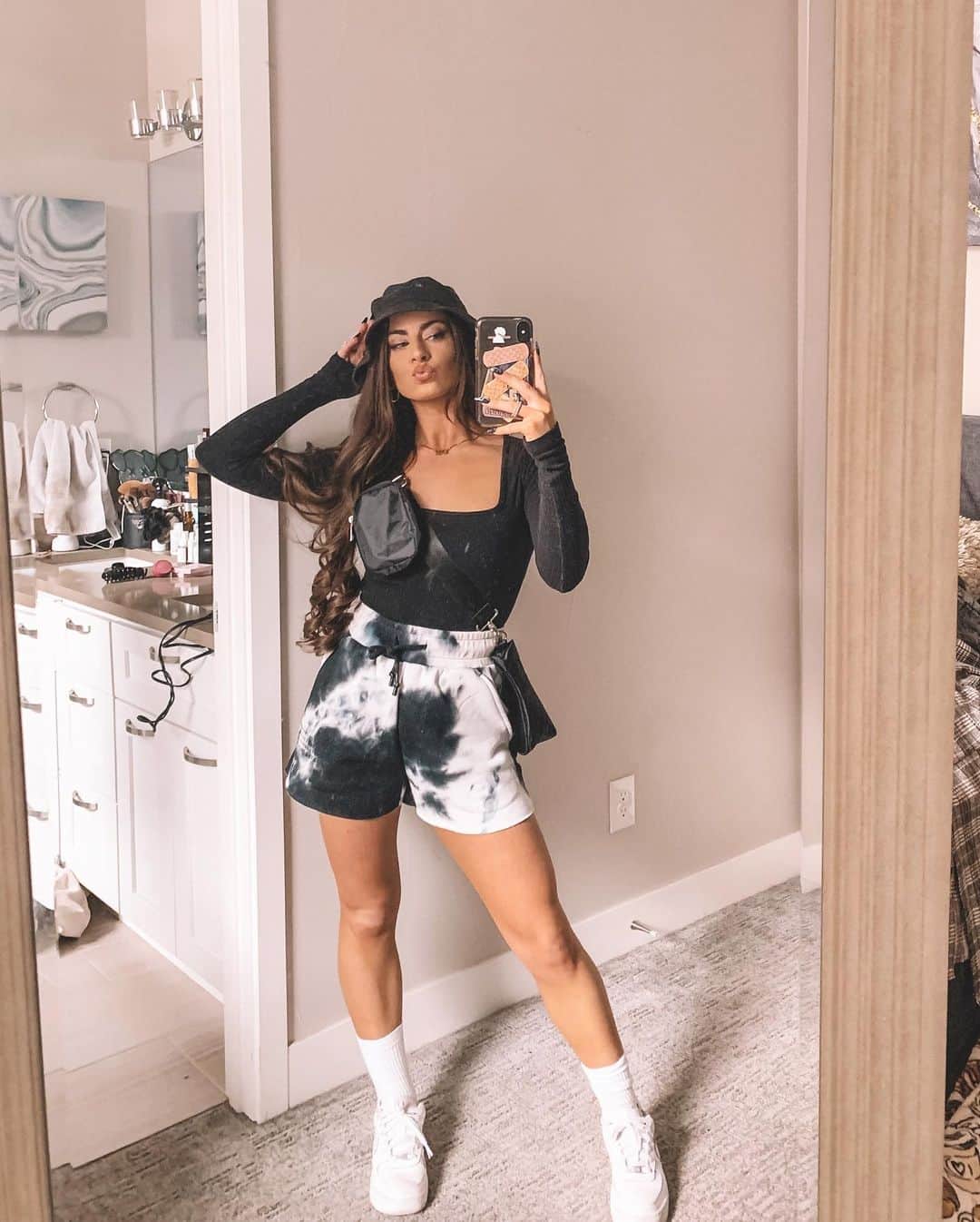 Paige Reillyのインスタグラム：「Happy Monday! This week is crazy busy in the most blessed way possible 🥺✨🖤 I want to thank you guys so much for the support on today’s @92nailsx launch!!! I’ll be packing orders for the next few days and then I’ll be working on getting out alllllll the info you need for the @balanceathletica atmos launch! (Launching Jan 25th)⁣ ⁣ Also, be sure to enter the giveaway on my last post for a chance to win a free atmos outfit 👀🙌🏻⁣ ⁣ Ok love you bye!!!」
