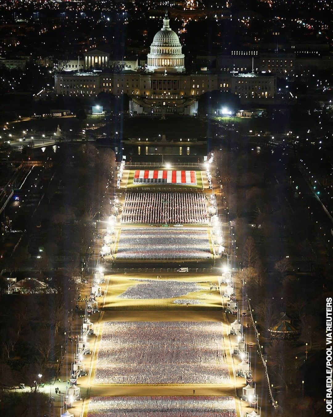 ABC Newsさんのインスタグラム写真 - (ABC NewsInstagram)「The "Field of Flags" is illuminated on the National Mall as the U.S Capitol is prepared for the inauguration of President-elect Joe Biden. The display includes nearly 200,000 U.S. flags meant to represent Americans who are not able to travel to the inauguration due to COVID-19.」1月19日 9時46分 - abcnews