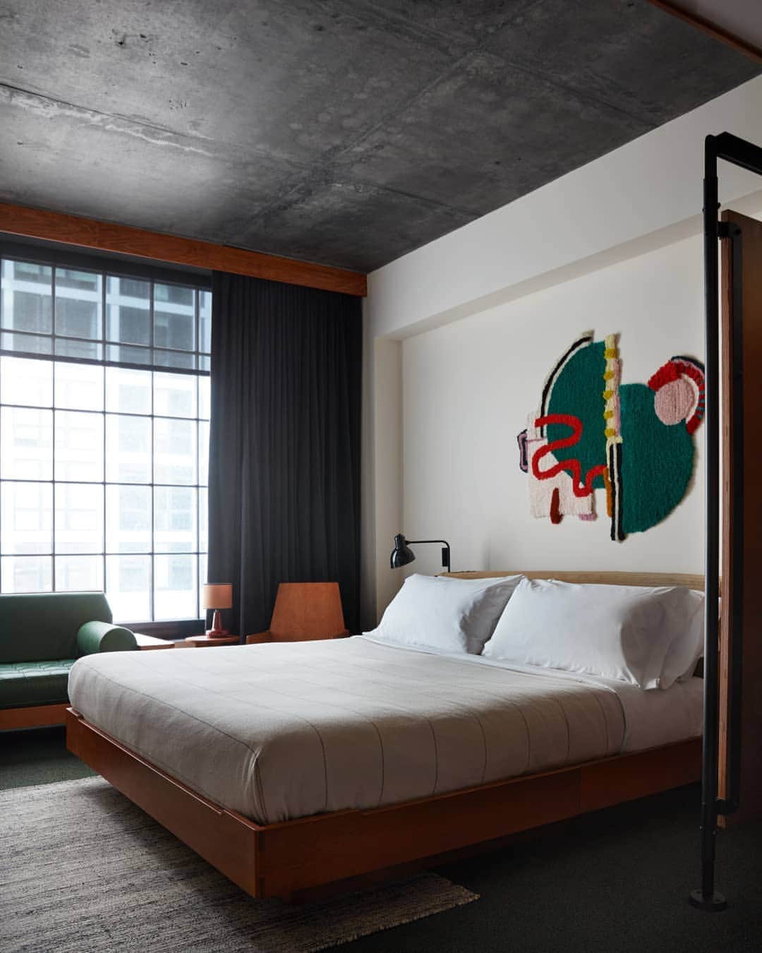 ELLE DECOR JAPANさんのインスタグラム写真 - (ELLE DECOR JAPANInstagram)「【NEW HOTEL】今年の春、ブルックリンに新しいエースホテルがオープン✨ NYでふたつめとなるエースホテルのデザインは、今回もローマン&ウイリアムス。 また旅ができるようになる日を心待ちに🌷 . . #elledecor #elledecorjapan #エルデコ #ホテル #ハイエンドホテル #ホテル好きと繋がりたい #ホテルラウンジ #ホテル巡り#旅好き #エースホテル #acehotel #acehotelbrooklyn #エースホテルブルックリン #オープン #新ホテル #ホテルオープン #open #hotelopening #romanandwilliams #ローマンアンドウィリアムス」1月19日 9時50分 - elledecorjapan