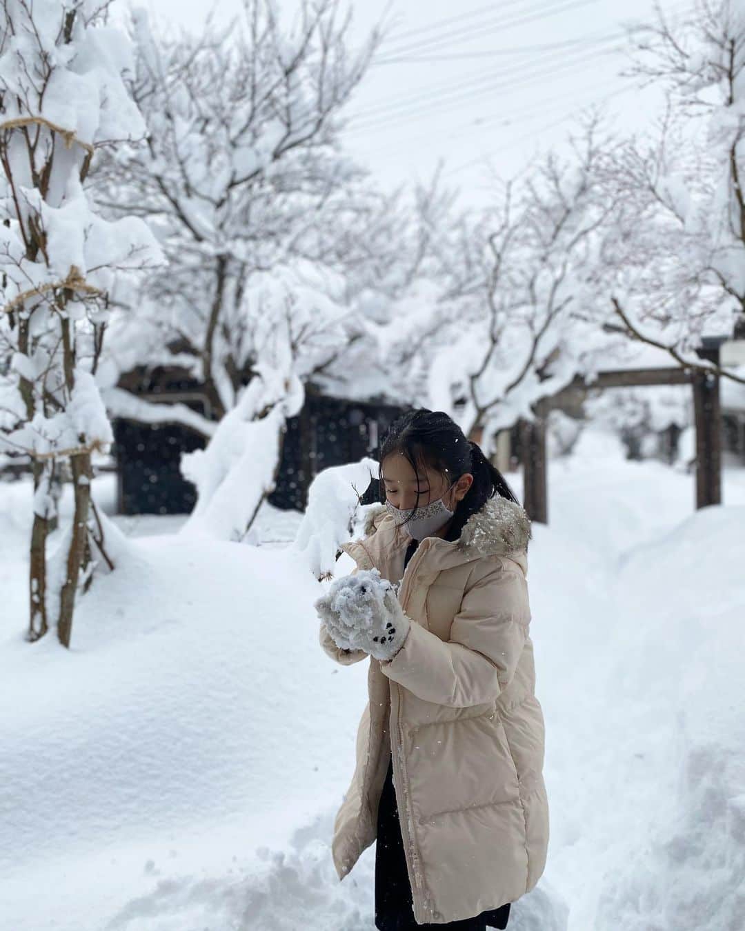 丸山悠美さんのインスタグラム写真 - (丸山悠美Instagram)「雪だるまの下の部分だけ作り終えたら 「あとでお顔の部分も作るから持ってて！」 と雪の塊を預けられ... 抱えながら小一時間歩きました。笑 あとでじゃなくて、先に作って欲しかった⛄️  雪は楽しいね。 コートは2人とも @uniqlo_jp ⛄️  #雪景色 #日本庭園 #庭園 #新潟県#新潟#新発田市#新発田﻿ #月岡温泉#温泉旅行 #温泉#お風呂#露天風呂 #子連れ温泉 #子連れ #女の子ママ #親子 #こどものいる暮らし #snowscene #photo #photography #photographer #photooftheday ﻿#japan_of_insta」1月19日 9時51分 - maruyumi