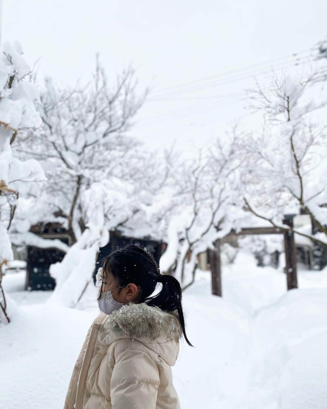 丸山悠美さんのインスタグラム写真 - (丸山悠美Instagram)「雪だるまの下の部分だけ作り終えたら 「あとでお顔の部分も作るから持ってて！」 と雪の塊を預けられ... 抱えながら小一時間歩きました。笑 あとでじゃなくて、先に作って欲しかった⛄️  雪は楽しいね。 コートは2人とも @uniqlo_jp ⛄️  #雪景色 #日本庭園 #庭園 #新潟県#新潟#新発田市#新発田﻿ #月岡温泉#温泉旅行 #温泉#お風呂#露天風呂 #子連れ温泉 #子連れ #女の子ママ #親子 #こどものいる暮らし #snowscene #photo #photography #photographer #photooftheday ﻿#japan_of_insta」1月19日 9時51分 - maruyumi