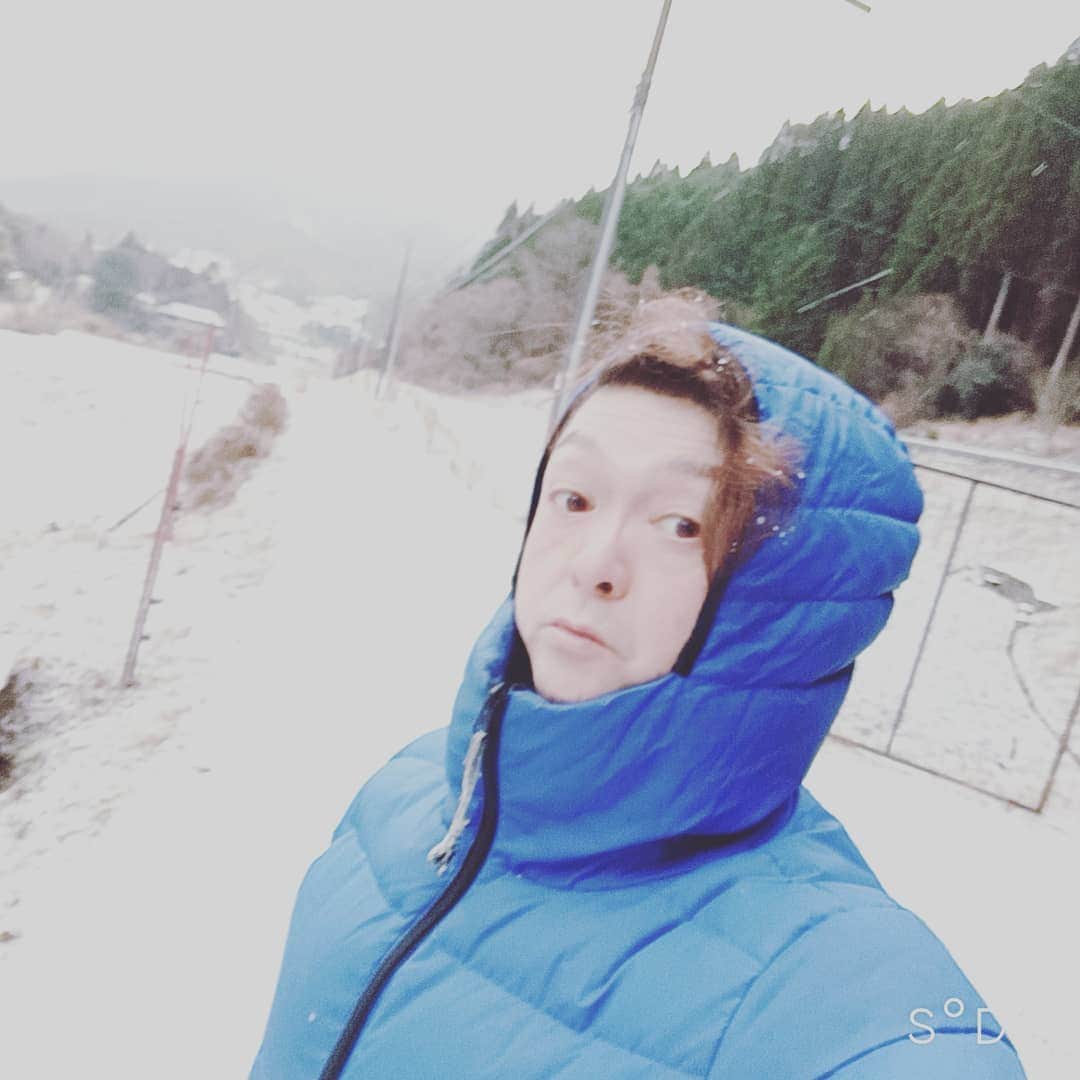 のインスタグラム：「。 今日も早朝ウォーキング！ いいねー、雪に残る自分の 足跡(^-^)☆彡。 俺が歩いた処が道になるのだ！ (^-^)V(^-^)V(^-^)V(^-^)Vつて。  今日も一日、足跡残す日に成れ  ～人生遊歩道～」