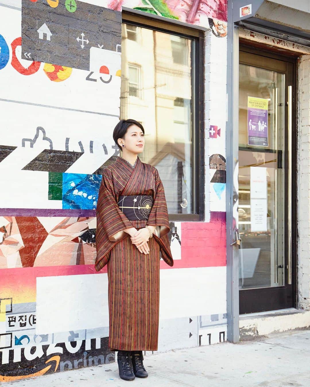 岡田育さんのインスタグラム写真 - (岡田育Instagram)「In front of @japanpremiumbeef store. . 貴重な自然光下での（プロによる！）（スマホのタイマー機能でない！）全身ショットです。当たり前だけどバエが違うよ、インスタバエが。よそでは買えない貴重な薄切肉が手に入るので日本人が泣きながら崇める、あの高級精肉店の前で事後承諾ゲリラ撮影。 . 📸 : @linatakefoto #👘🔰 #縞小紋 #変わり縞 #小紋コーデ #半巾帯 #天体観測 #着物女子 #着物好き #着物生活 #komon #kimono #kimonostyle #japanesekimono #vintagekimono #kimonopattern #kimonogirls #kimonogram #dailydresses #casualkimono #kimononyc #靴紐アレンジ  #岡田育 #ikuokada」1月19日 9時57分 - okadaic