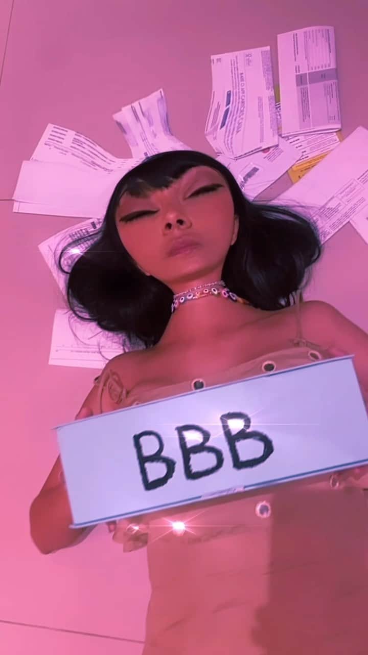 Gabriela Salesのインスタグラム：「Também recebi uma caixa misteriosa do BBB, só que com B de Big Boletos Brasil 😂. Não foi dessa vez, meu povoooo」