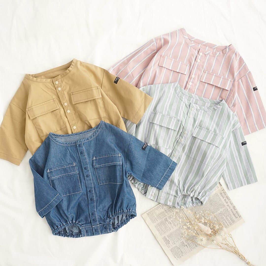 かわいいベビー服・子供服Babychuさんのインスタグラム写真 - (かわいいベビー服・子供服BabychuInstagram)「【きょうだいお揃いに☆他にはないデザイン🥰✨男の子も女の子も👫】 . 春のお出かけにピッタリ♪シャツロンパース  まるっこいシルエットが愛らしい♪ すっきりノーカラーの爽やかなシャツロンパース☆ ちょっぴりかしこまったスタイルが楽しめます！ スナップボタンだから、お着替えやおむつ替えも楽ちん◎ . ▶️ノーカラー☆シャツロンパース カラー：ベージュ/デニムブルー/ピンクストライプ/ミントストライプ サイズ：70/80 プライス：¥2,500+tax . . バンドカラーでトレンド感たっぷり♪デザインシャツ  袖口のリブとバンドカラーがおしゃれ☆ コーディネートのアクセントとしてはもちろん、羽織りとしても使えるお役立ちアイテムです♪  春にピッタリの薄手素材で、デイリーにお出かけに大活躍の予感！ . ▶️袖リブ☆バンドカラーシャツ カラー：ベージュ/デニムブルー/ピンクストライプ/ミントストライプ サイズ：80/90/100/110 プライス：¥2,300+tax . 👀合わせてチェック❣️ 【春の新作キャンペーンスタート🎉クーポンプレゼント🎁】 会員様に、新作アイテムをおトクにGETできるチャンス到来🌸 春の新作キャンペーン🎉👛５％OFFクーポンプレゼント🎁 . 「春の新作キャンペーン」のアイコンがついたアイテムを含む、3,000円（税抜）以上のお買い物で利用可★ コードの入力は不要🙋‍♀️ 購入時、クーポン選択欄で「会員様限定☆春の新作キャンペーン」のクーポンを選択してね💕 . 期間中、何度でも利用OKなこちらのクーポン期限は、1月31日（日）23:29まで‼️ もちろん、今から会員になってくれる方もOK🙆‍♀️ 先に会員登録してから、ログインしてお買い物🎵 . 🌟さらにおトク情報！ まもなく完売！この冬さいごの「福袋」🛍 一部サイズはまだ間に合う🥳 争奪戦です！急いで～🏃‍♀️💨 . プロフィール欄のURLから、べびちゅＨＰへGO🧚‍♀️ 上部のバナーから「春の新作アイテム」や「福袋」をチェックできるよ💕 . . 紹介アイテム品番：MY-M110411 紹介アイテム品番：MY-M110119 . #おそろいコーデ #おそろコーデ  #お揃いコーデ #ロンパース  #newarrivals #新作 #春の新作 #べびちゅ #babychu #ig_kidsphoto #ig_babyphoto #かわいい #子供服 #ベビー服 #親バカ部 #女の子#男の子 #娘 #息子 #赤ちゃん #ベビーコーデ #キッズコーデ #ベビーファッション #キッズファッション #出産祝い #baby #babychujp #stayhome #おうち時間 #べびちゅstylingcollection」1月19日 10時00分 - babychu2014