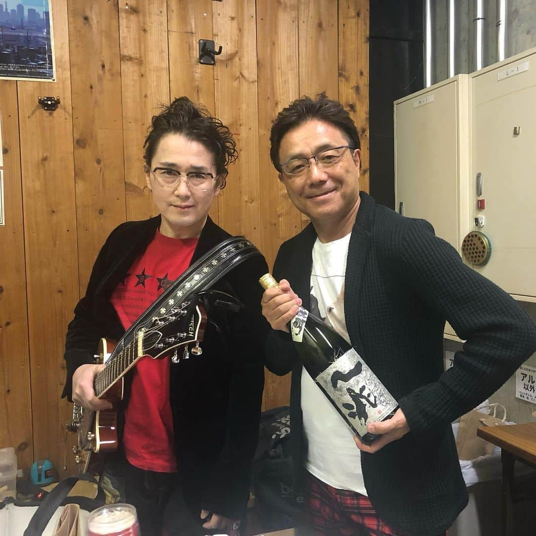 長江健次さんのインスタグラム写真 - (長江健次Instagram)「昨日の久保田洋司君と2人きりライブも楽しかった(^^)  マッタリと…いつも感謝です。 今日は…久しぶりのKAJAさんと大ちゃん❗️ 木村充揮さんは…不安ですwww ライブは不安と違いますよ〜 どんな事になるか⁈不安ですwww  神戸チキンジョージ残り2日❗️ 又今日しか出来ないライブを…」1月19日 10時02分 - nagaekenji0717