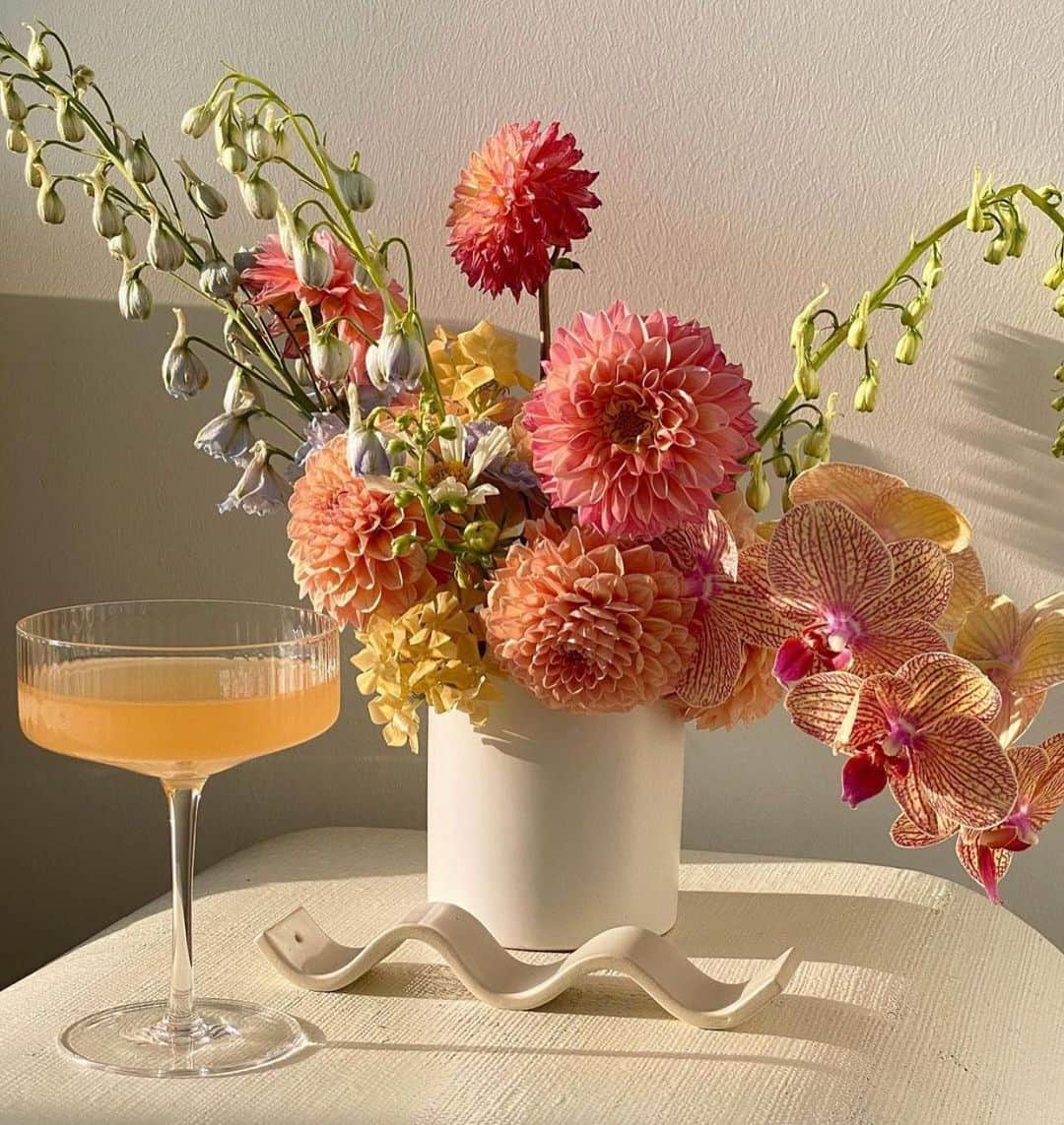 アリスマッコールのインスタグラム：「We can’t decide what we want more, the blooms or the beverage? 💫 #aliceMcCALL」