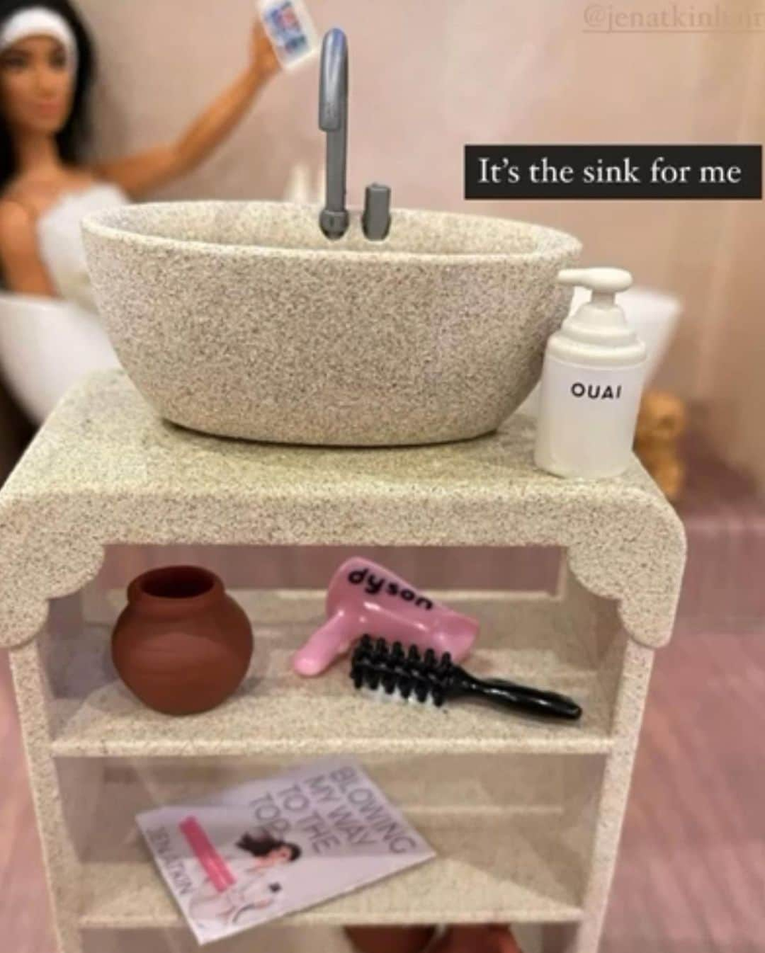 JEN ATKINさんのインスタグラム写真 - (JEN ATKINInstagram)「The 7 yr old in me is still crying over this dream come true gift TYSM @desiperkins @stevenperkins 🛀🤍」1月19日 10時14分 - jenatkinhair