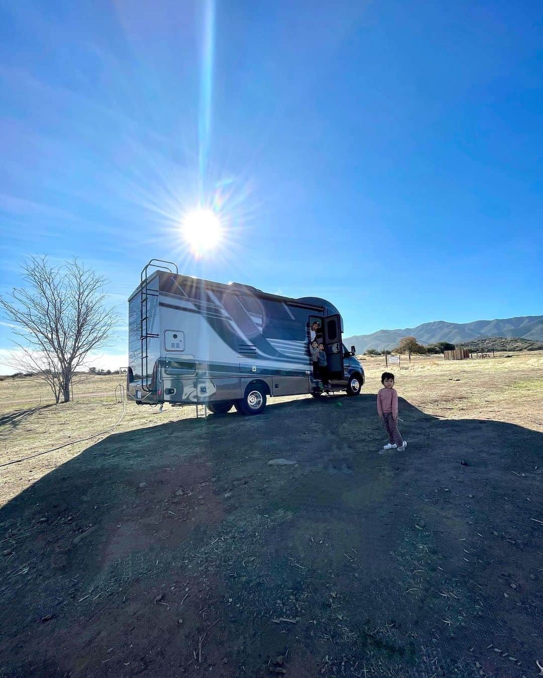 ベン・ボーラーのインスタグラム：「I did the most washed up dad thing ever and bought an RV. Decided to take our quarantine life on the road. Best decision ever. Went off the grid for 4 days and it was an amazing time with my family. Can’t wait to hit Arizona, Utah and Wyoming and all the other states in the... (need to name her still)  Thanks @tomgreen and @johnmayer for all the RV tips.  Anyone got any name suggestions for my Rig? #RVlife #Boondocking」