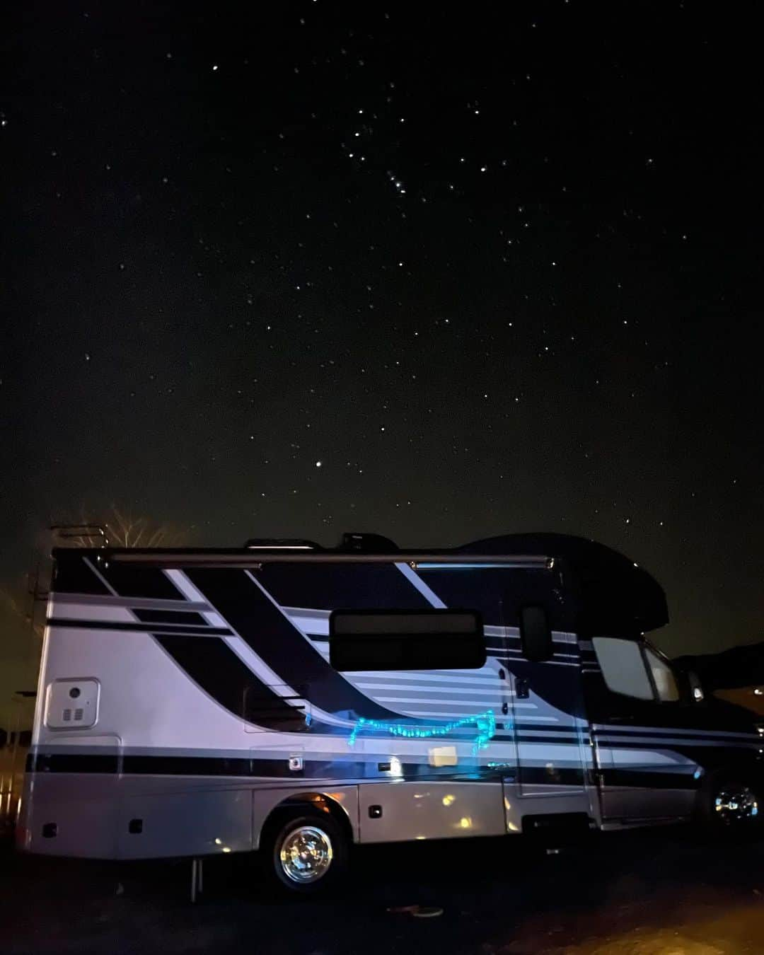 ベン・ボーラーさんのインスタグラム写真 - (ベン・ボーラーInstagram)「I did the most washed up dad thing ever and bought an RV. Decided to take our quarantine life on the road. Best decision ever. Went off the grid for 4 days and it was an amazing time with my family. Can’t wait to hit Arizona, Utah and Wyoming and all the other states in the... (need to name her still)  Thanks @tomgreen and @johnmayer for all the RV tips.  Anyone got any name suggestions for my Rig? #RVlife #Boondocking」1月19日 10時07分 - benballer