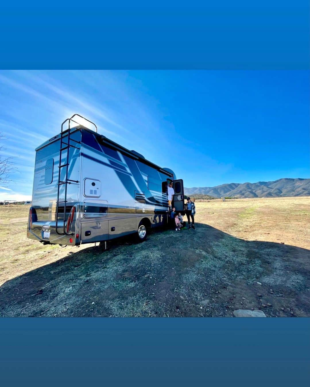 ベン・ボーラーさんのインスタグラム写真 - (ベン・ボーラーInstagram)「I did the most washed up dad thing ever and bought an RV. Decided to take our quarantine life on the road. Best decision ever. Went off the grid for 4 days and it was an amazing time with my family. Can’t wait to hit Arizona, Utah and Wyoming and all the other states in the... (need to name her still)  Thanks @tomgreen and @johnmayer for all the RV tips.  Anyone got any name suggestions for my Rig? #RVlife #Boondocking」1月19日 10時07分 - benballer