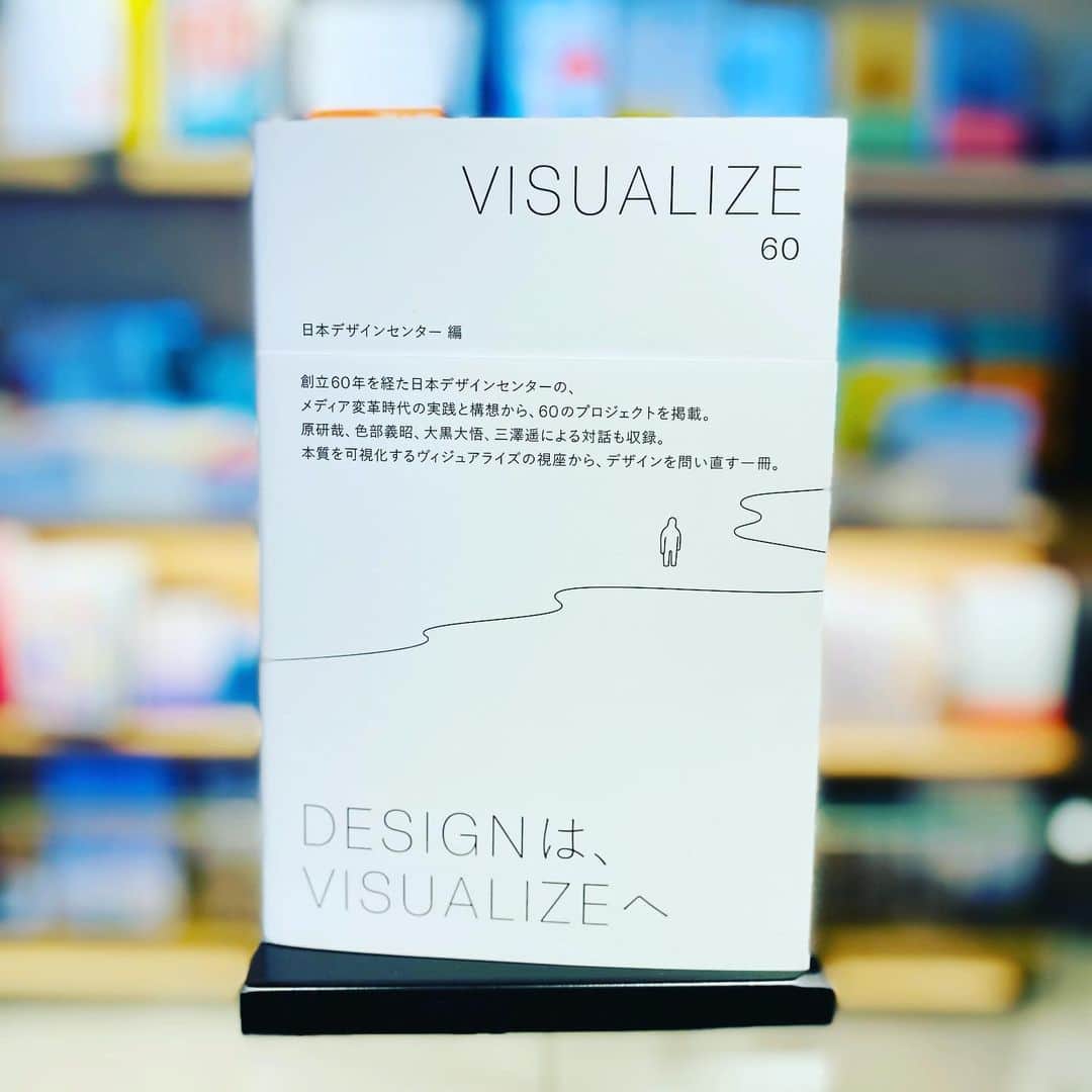柏の葉 T-SITEさんのインスタグラム写真 - (柏の葉 T-SITEInstagram)「【今日の一冊】『VISUALIZE 60』編/日本デザインセンター(誠文堂新光社)  ＜ジャンル＞ワークスタイル ＜場所＞デザイン  デザインやクリエイションに今何が求められているのか。本質を可視化する「VISUALIZE」の視座からデザインを問い直す一冊。  本書には60ものプロジェクトが掲載されており、蔦屋書店も掲載されています。  各コンテンツの始まりには原研哉氏の概念スケッチを基にした”トビラ絵”が用いられています。線のみで丁寧に描かれたイラストはどんな意味なのか、考えさせられます。  巻末には原研哉氏、色部義昭氏、大黒大悟氏、三澤遥氏の対談も収録されています。  #柏の葉蔦屋書店 #柏の葉tsite #蔦屋書店 #デザイン #デザイン書 #日本デザインセンター #原研哉 さん #誠文堂新光社」1月19日 10時08分 - kashiwanohatsite