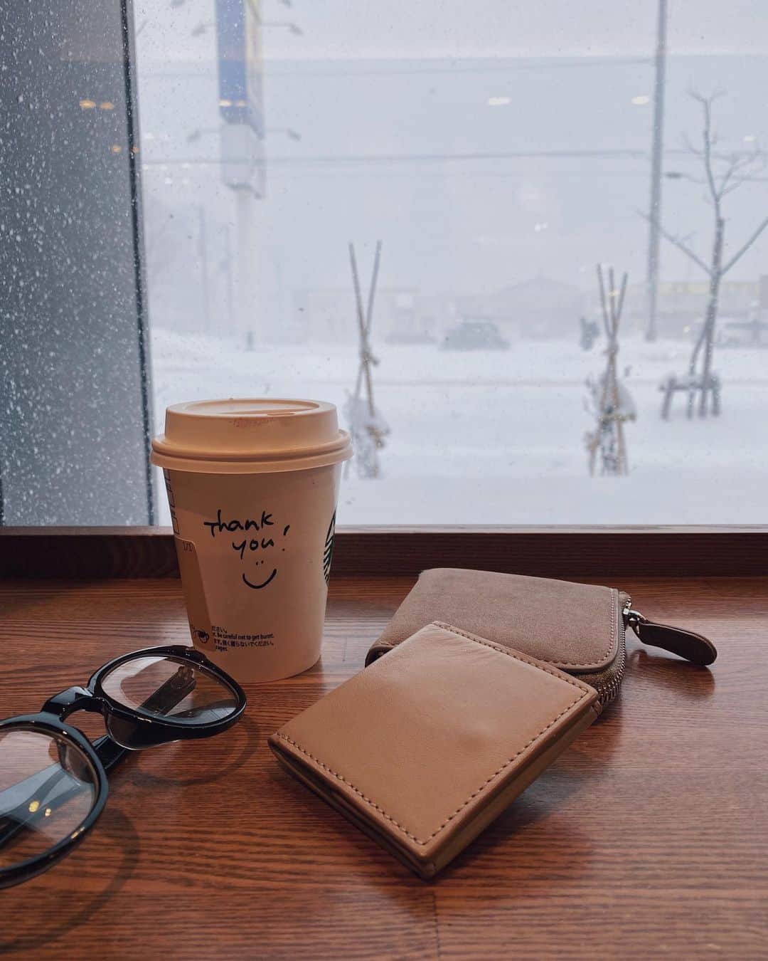 rats1316のインスタグラム：「・ 吹雪いとるがな〜☃️  @business_leather_factory の小銭入れ。本革なのに安い。スマホカバーもこちらで買った💁🏻‍♀️とにかく安い。本革なのに。 ・ ・ ・ #ホワイトモカ#スタバ#小銭入れ#札幌ママ#北海道ママ」