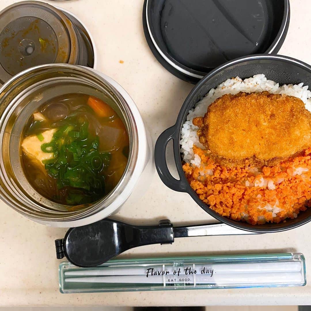 こまけいこのインスタグラム：「スープジャー弁当。 息子用。  ほぼ毎日スープジャー。 1枚目チゲスープ風。 プチッと鍋的な固形スープの素 大根 にんじん 豆腐 春雨 小ネギ 2枚目コーンクリームシチュー。 クリームコーン缶 牛乳 じゃがいも にんじん 玉ねぎ ブロッコリー ベーコン コンソメ、塩 レシピ適当。 材料を入れて鍋で5分ぐらい煮て、お湯であっためておいたジャー(ここ重要)に入れるだけ。 お昼頃にはいい感じに出来上がってます。  材料は家にある野菜使って味変すればバリエーション無限大。 何よりあったかいものを食べれるのいいよね。  息子はこれに100均の鍋型弁当箱にご飯入れて、上におかず少々。 スープにご飯入れて食べてるそう。  私はオートミール20gをそのまま、スープを入れて仕事に持って行ってます。 食べる時にはいい感じの雑炊に。 お腹もいっぱいになるし、野菜も摂れるし、簡単だし。  休みが多く家にいることが増えていろんな料理のレシピ見るのが楽しみのひとつになってる。  #スープジャー　#スープジャー弁当　#手抜き　#オートミール　#100均　#サーモススープジャー」