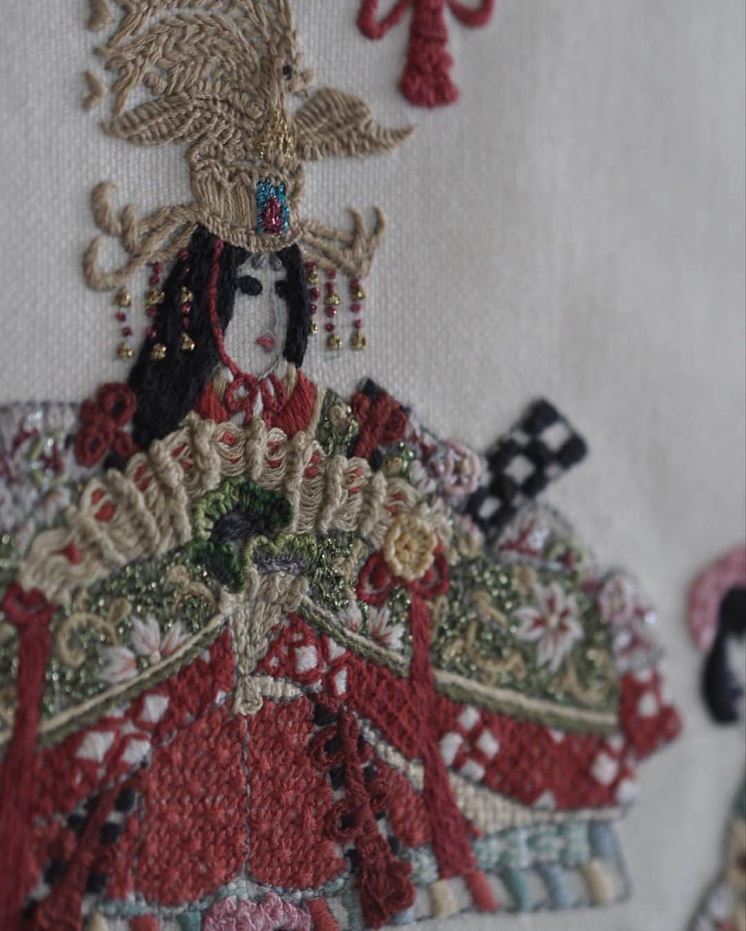 大橋菜央さんのインスタグラム写真 - (大橋菜央Instagram)「Delicate embroidery by @mizuko411 🎎﻿ ﻿  ﻿ ばーちゃん作、刺繍のおひなさま🪡﻿ もう随分前に作ったものだけど﻿ 今見ると図案の構図も刺し方や色のバラエティの凄さもよく分かる👏﻿ ﻿ 飽きやすく雑把な私には一生かかっても出来ない代物😆✨﻿ 目立たぬところにこっそり飾られていたので﻿ みんなの目につくところに移動してみました﻿  ﻿  ﻿ ﻿ #これを近所の公民館で習ったという衝撃 #もうそんな季節  #お雛様 #おひなさま #刺繍 #刺繍のおひなさま」1月19日 10時18分 - naoliving
