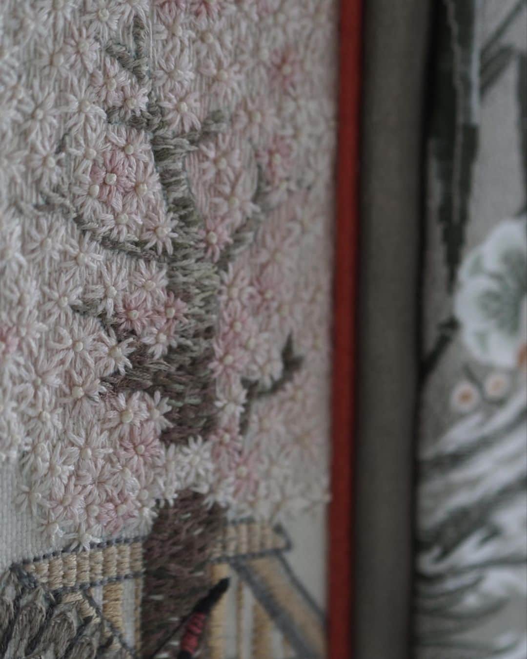 大橋菜央さんのインスタグラム写真 - (大橋菜央Instagram)「Delicate embroidery by @mizuko411 🎎﻿ ﻿  ﻿ ばーちゃん作、刺繍のおひなさま🪡﻿ もう随分前に作ったものだけど﻿ 今見ると図案の構図も刺し方や色のバラエティの凄さもよく分かる👏﻿ ﻿ 飽きやすく雑把な私には一生かかっても出来ない代物😆✨﻿ 目立たぬところにこっそり飾られていたので﻿ みんなの目につくところに移動してみました﻿  ﻿  ﻿ ﻿ #これを近所の公民館で習ったという衝撃 #もうそんな季節  #お雛様 #おひなさま #刺繍 #刺繍のおひなさま」1月19日 10時18分 - naoliving