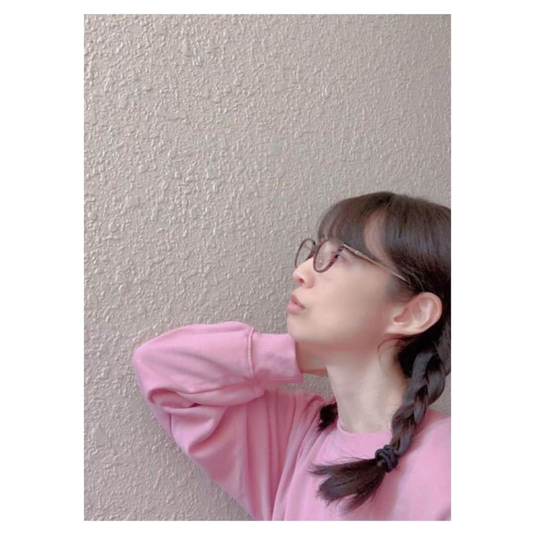 のインスタグラム：「最近🥶寒くてカラダが固まりガチガチなのかな？ぐいっと上を向くと首と肩のあたりがイタタタっとなる  今朝たまたまテレビでやっていた「みんなの体操」で首の体操もあったのでやってみたら少しラクになりました  そういえば昔とあるCMのオーディションでラジオ体操第一を覚えてくるように言われ  久しぶりに最初から最後までやってみたら思いの外に疲労困憊で『恐るべしラジオ体操第一‼️』って思ったのを思い出した  ちなみにそのオーディションには合格しました💮なつかしい思い出  #みんなの体操 #ラジオ体操第一 #元宝塚 #宝塚og #model #actress #모델 #여배우 #肩こり #tokyo #japan」